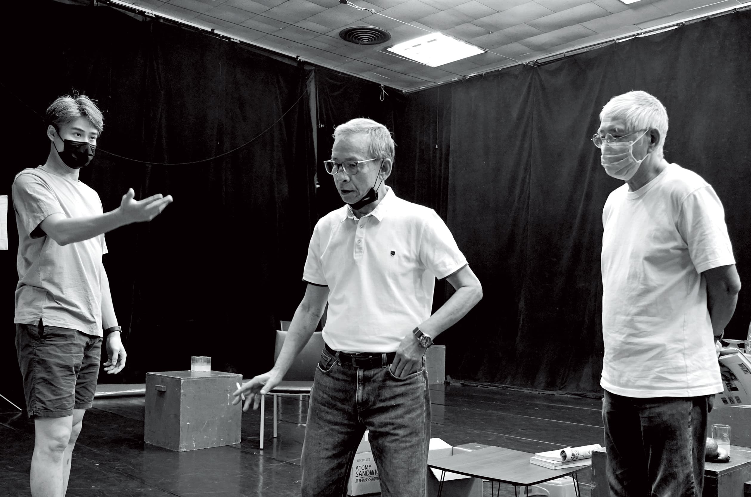 吳念真(中)與兒子吳定謙(左)分別擔任導演與執行導演,兩人導戲的著眼點不太一樣。右為演員柯一正。(綠光劇團提供)