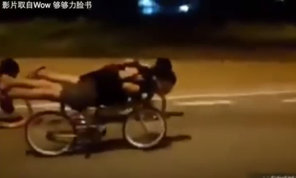 馬來西亞「蚊車黨」的危險騎車行徑引發許多民眾擔憂。(翻攝YouTube pocketimes)