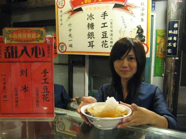「豆花妹」蔡黃汝當年的舊照日前再度引起鄉民熱烈討論。(翻攝自PTT)