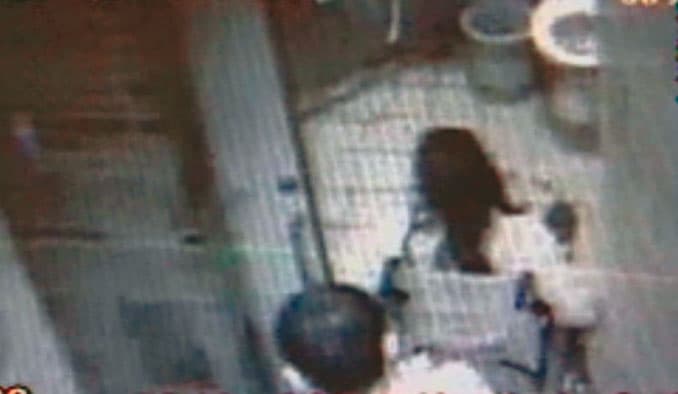 陳女失蹤前,由前夫黃清波推著輪椅進休息站廁所,留下最後身影。(翻攝畫面)