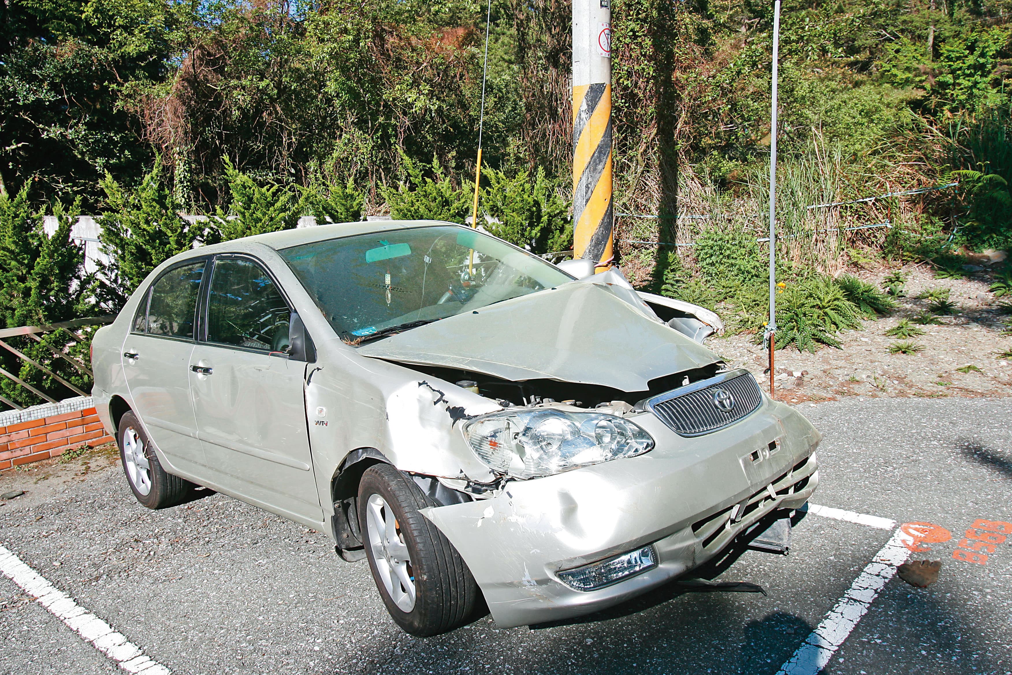 黃清波將前妻的車開到無護欄的山路邊,從車外鬆開手煞車,讓車衝落山谷。