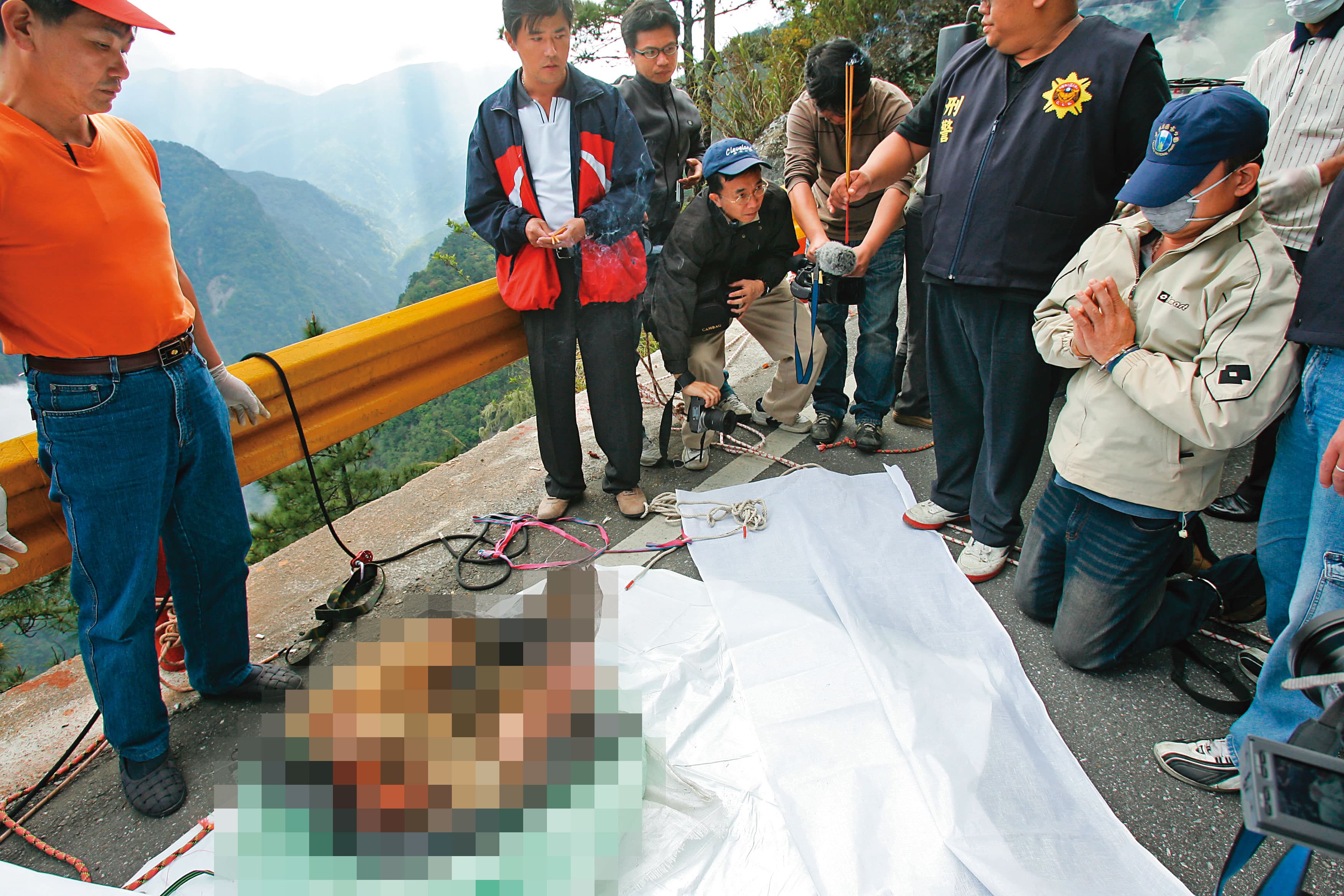 陳女屍體被尋獲時,正好是死後七七四十九天,凶手黃清波(右)當場下跪道歉。