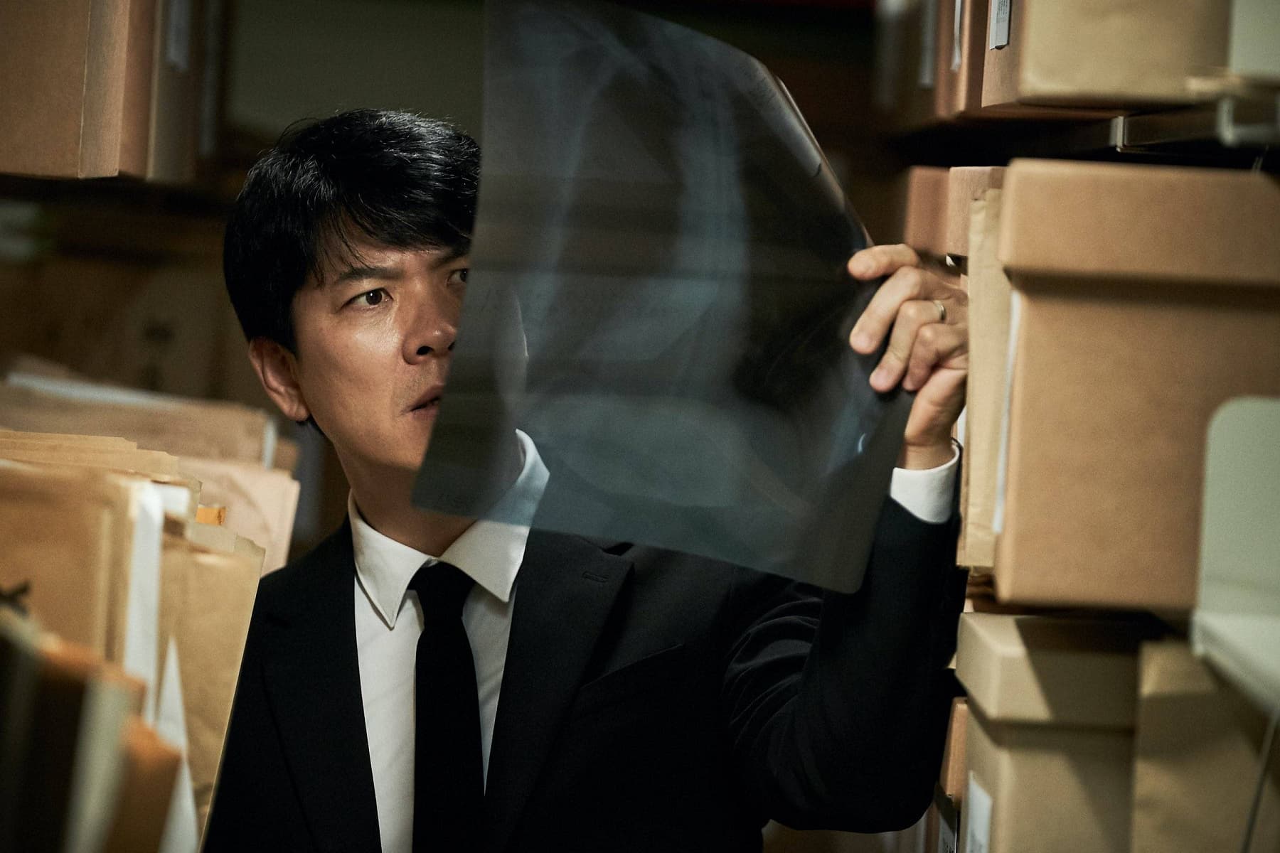 創傷中心醫師金相慶愛妻因不明肺病死亡，兒子性命也危在旦夕，最終發現竟是添加在加濕器的殺菌劑有毒。（采昌多媒體提供）