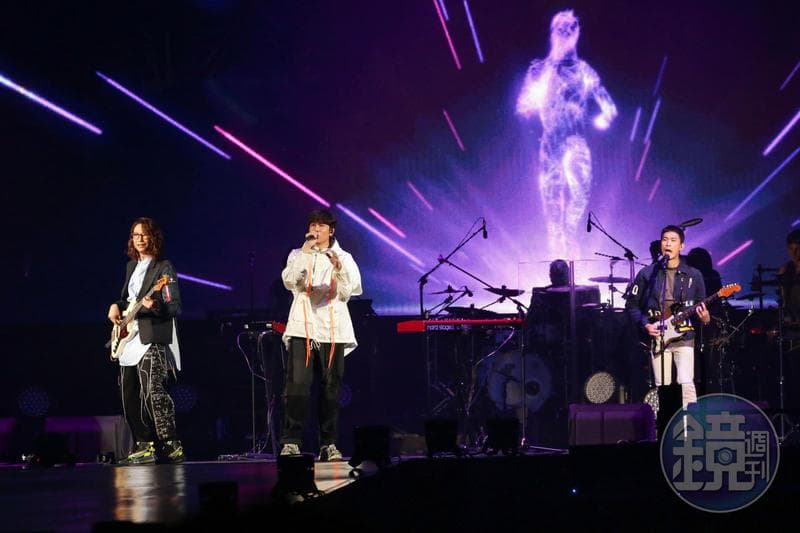 小玉2020年在宇宙人的演唱會上,當著萬名歌迷甜讚女友,公開認愛。