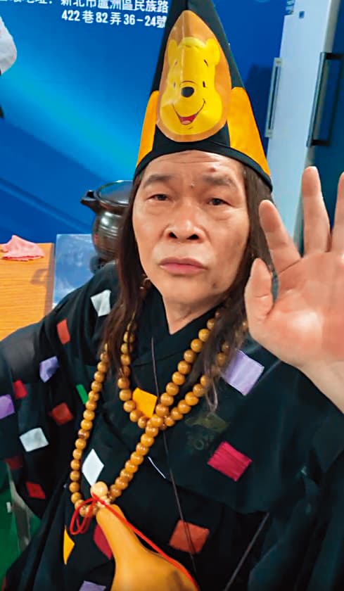 澎恰恰還化身濟公到夜市開直播。(翻攝自澎恰恰臉書)