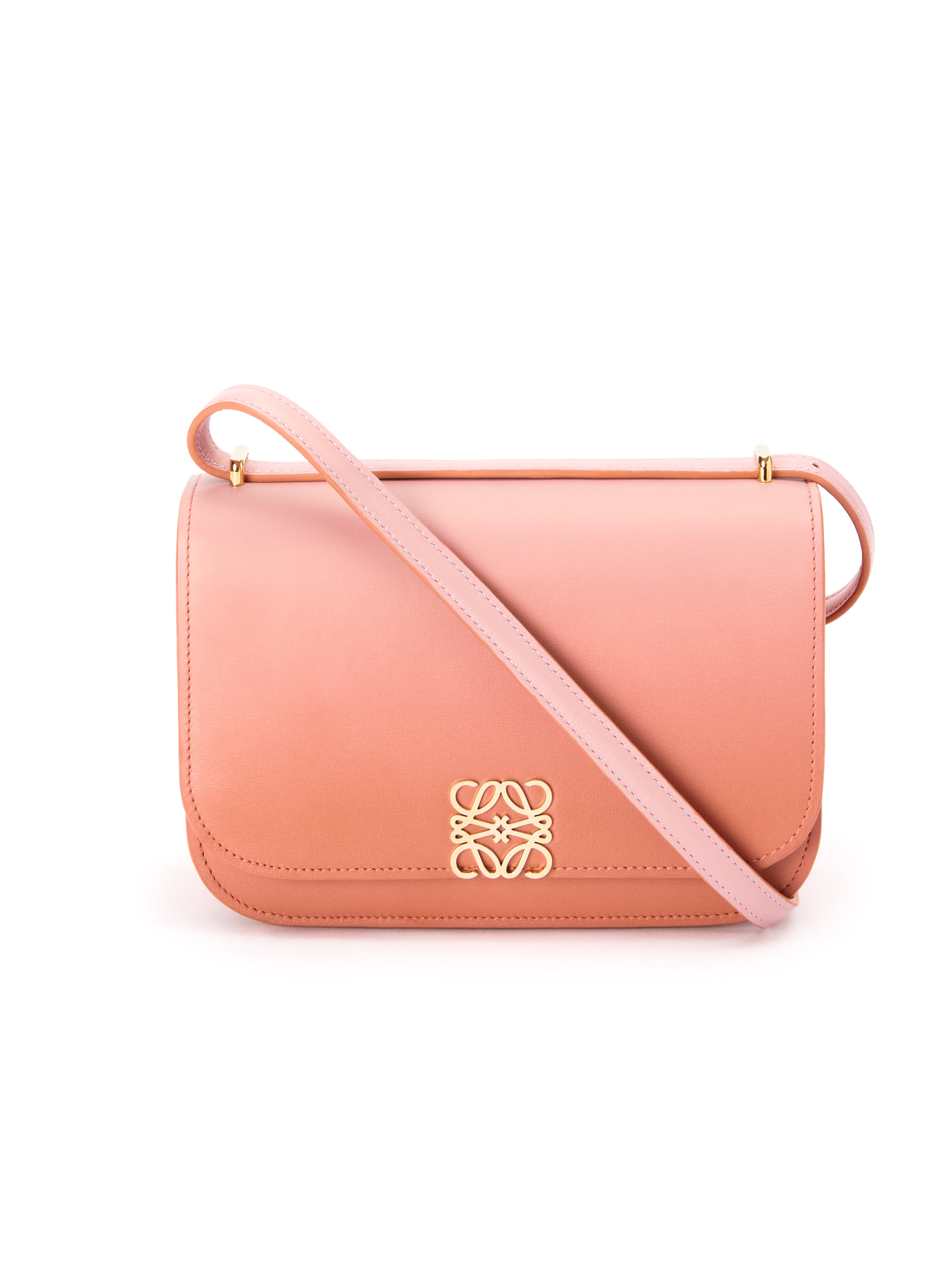 GOYA珊瑚橘小牛皮小號肩背包 NT$119,000 LOEWE。(LOEWE提供)