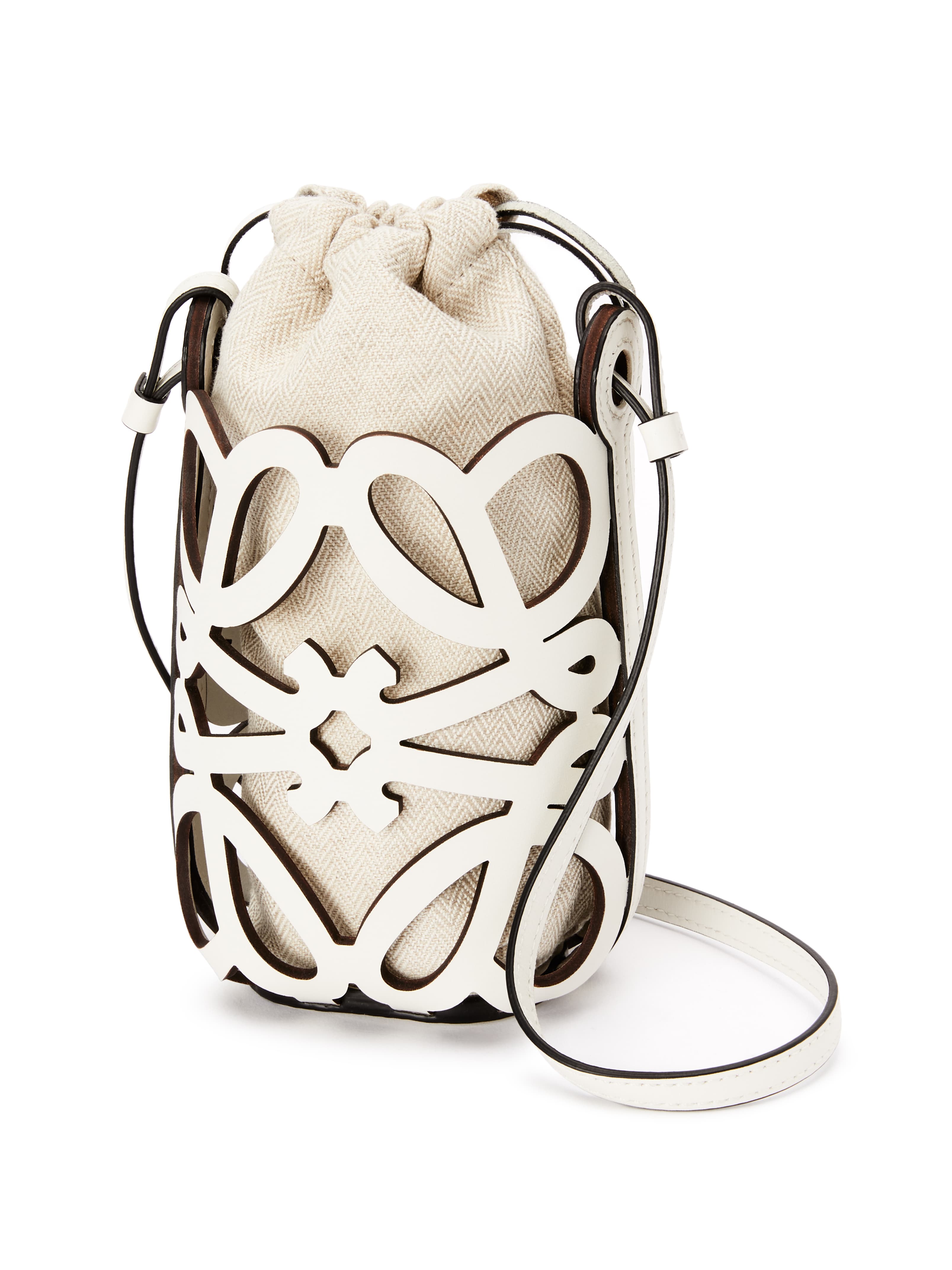 ANAGRAM白色小牛皮鏤空花紋口袋包 NT$32,000 LOEWE。(LOEWE提供)