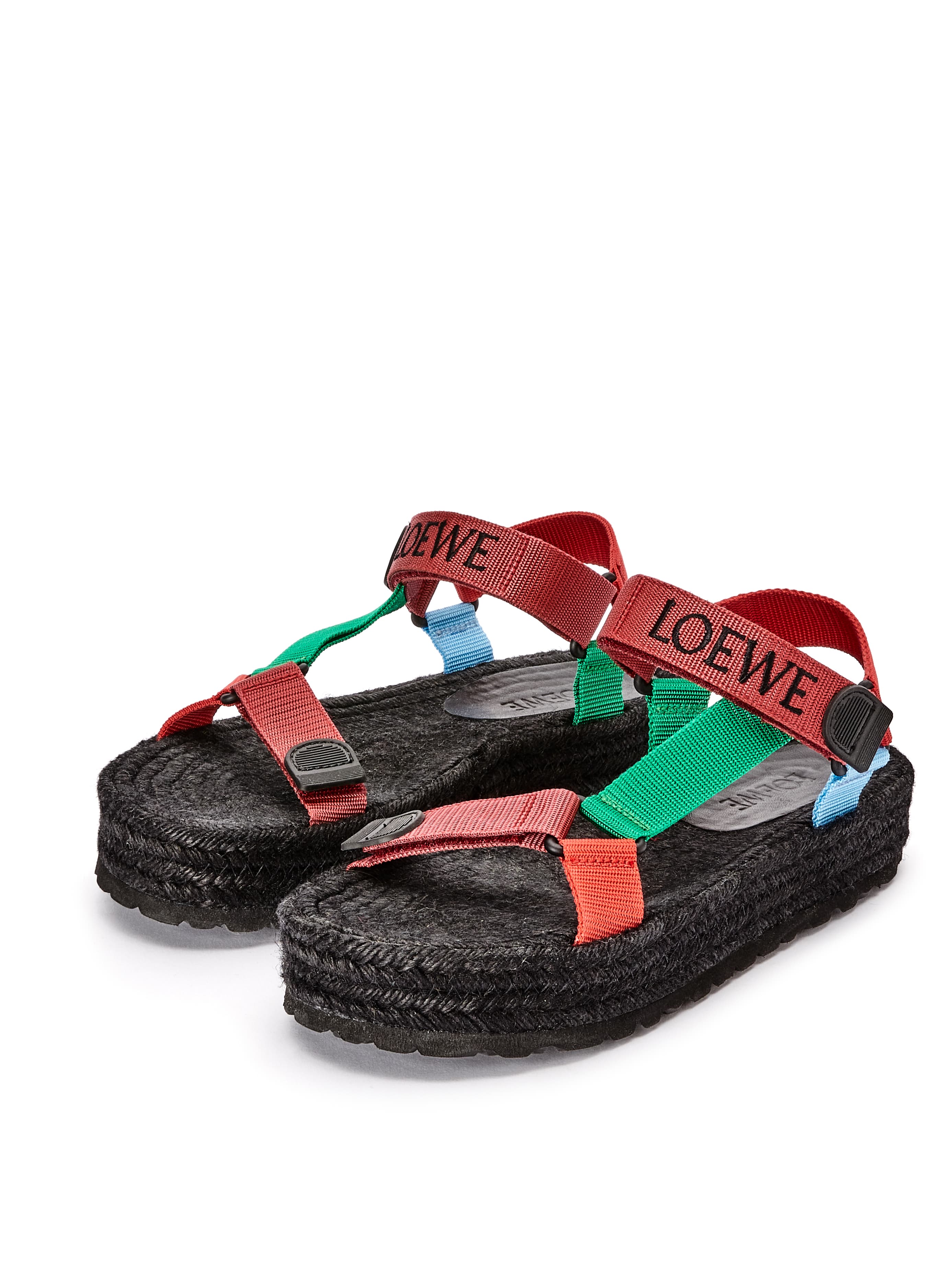 紅色尼龍綁帶草編鞋 NT$16,000 LOEWE。(LOEWE提供)