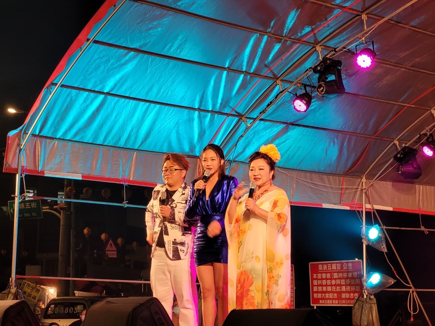 白冰冰(右)昨晚來到「南崁五福宮」為財神爺祝壽活動。(陳孝志提供)