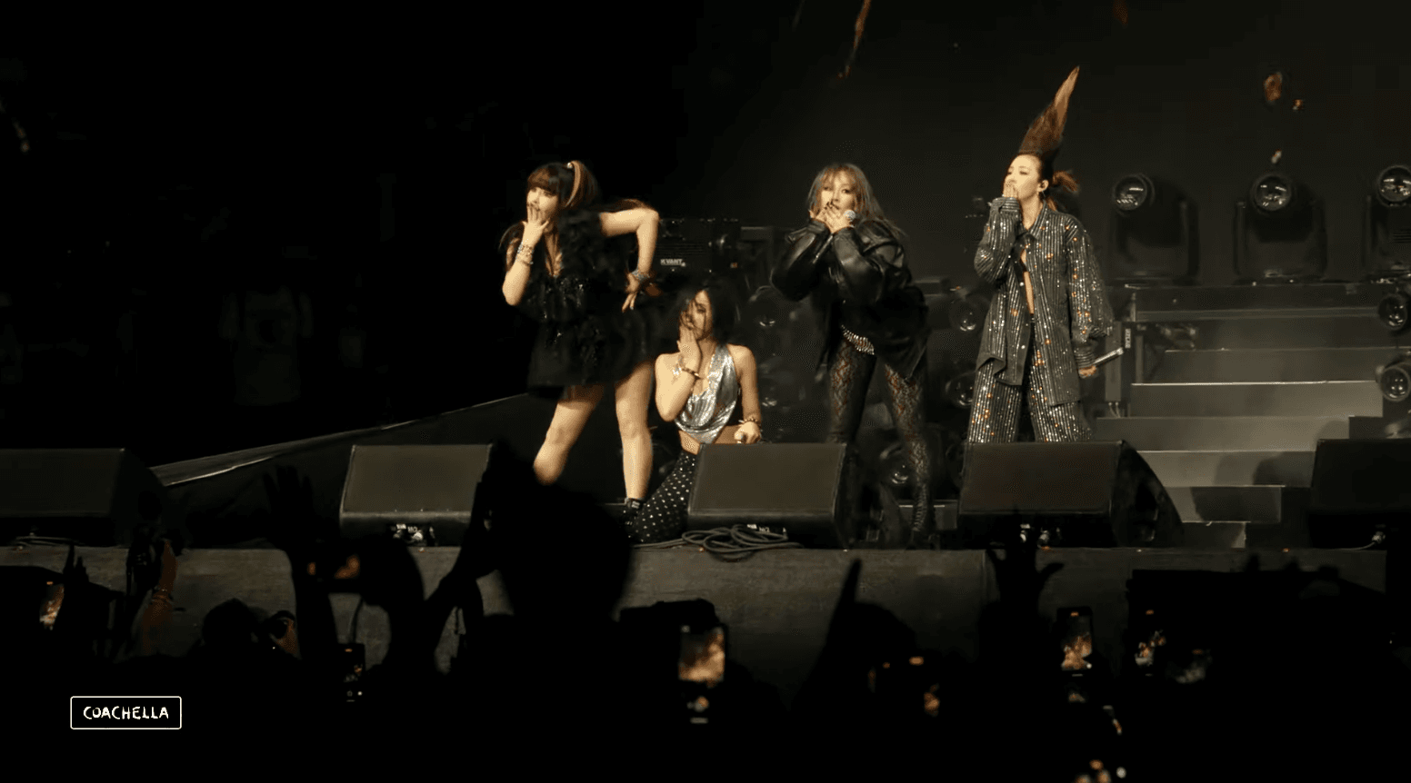 2NE1唱完〈I’m The Best〉做出結尾動作,歌迷激動:「我的青春回來了。」(截圖自Coachella YT)
