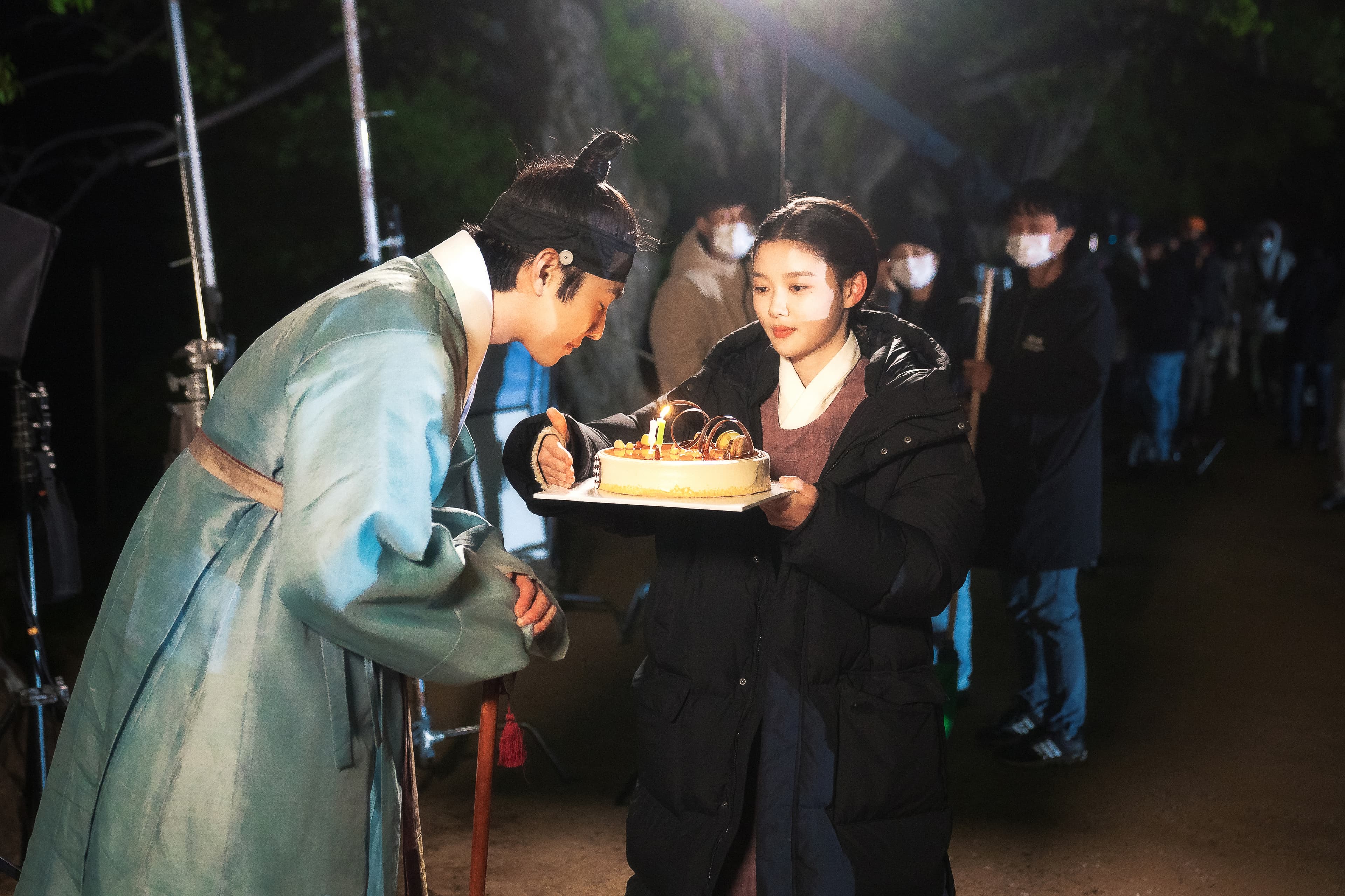 安孝燮今（17日）生日，去年此時他還在拍《紅天機》，女主角金裕貞捧蛋糕為他慶生。（八大戲劇台提供）