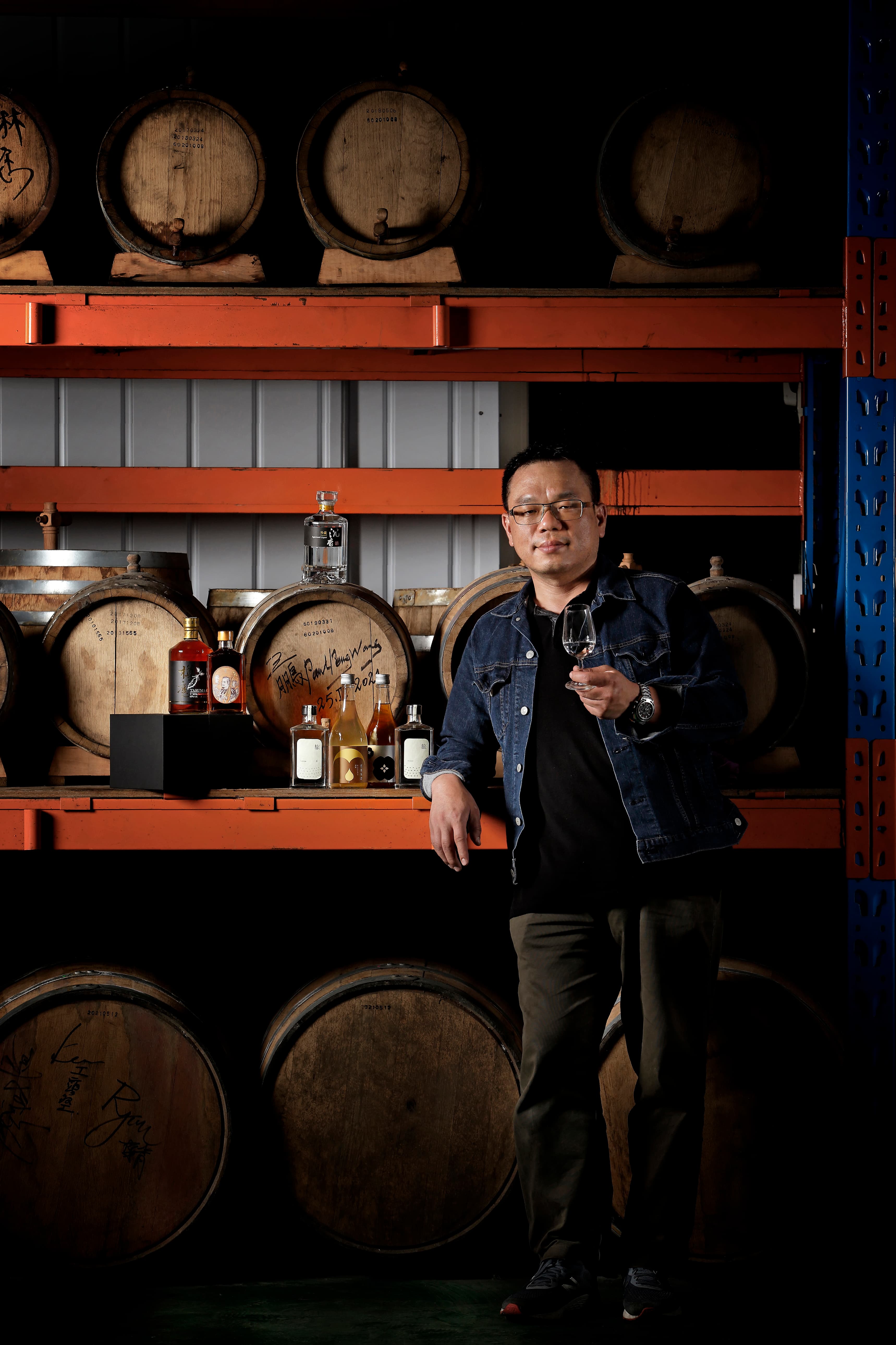 恆器製酒負責人羅己能秉持「時到時擔當，沒米就煮番薯湯」的台灣精神，致力釀製地瓜燒酎已經超過10年，終於在國際競賽中得到肯定。（恆器製酒提供）