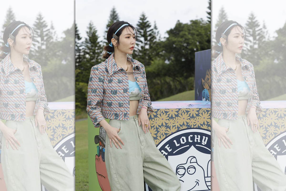 曾莞婷以短版外套內搭性感的小可愛,秀出「不用練」的天然腹肌。