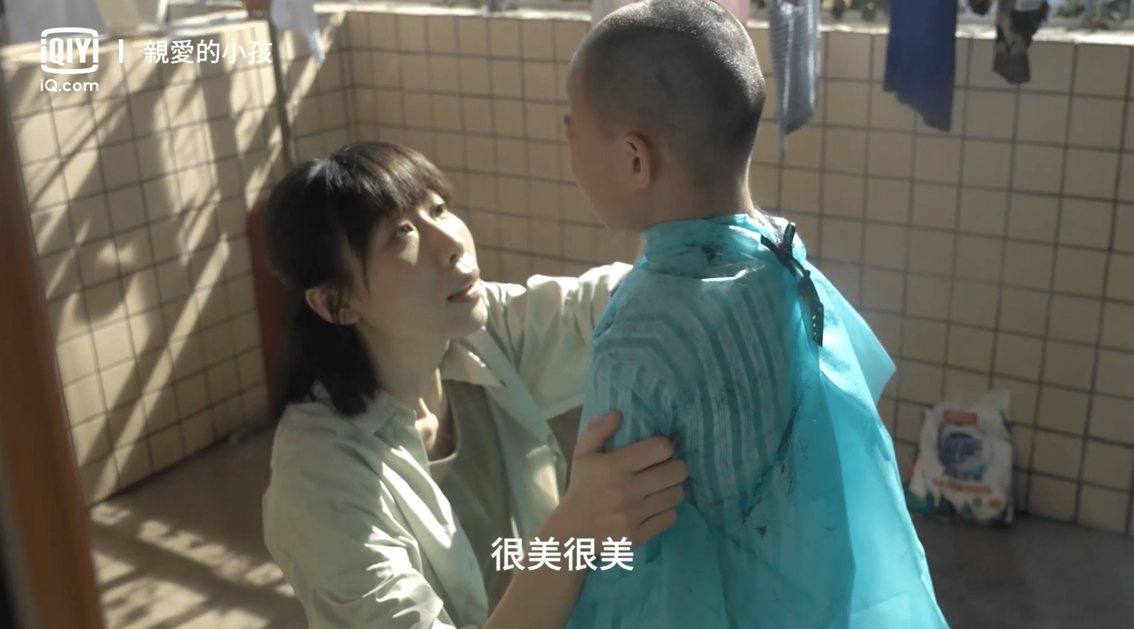 剃完頭髮,女童嚎淘大哭,任素汐不停地安慰她說:「很美!」(截圖自愛奇藝國際站)
