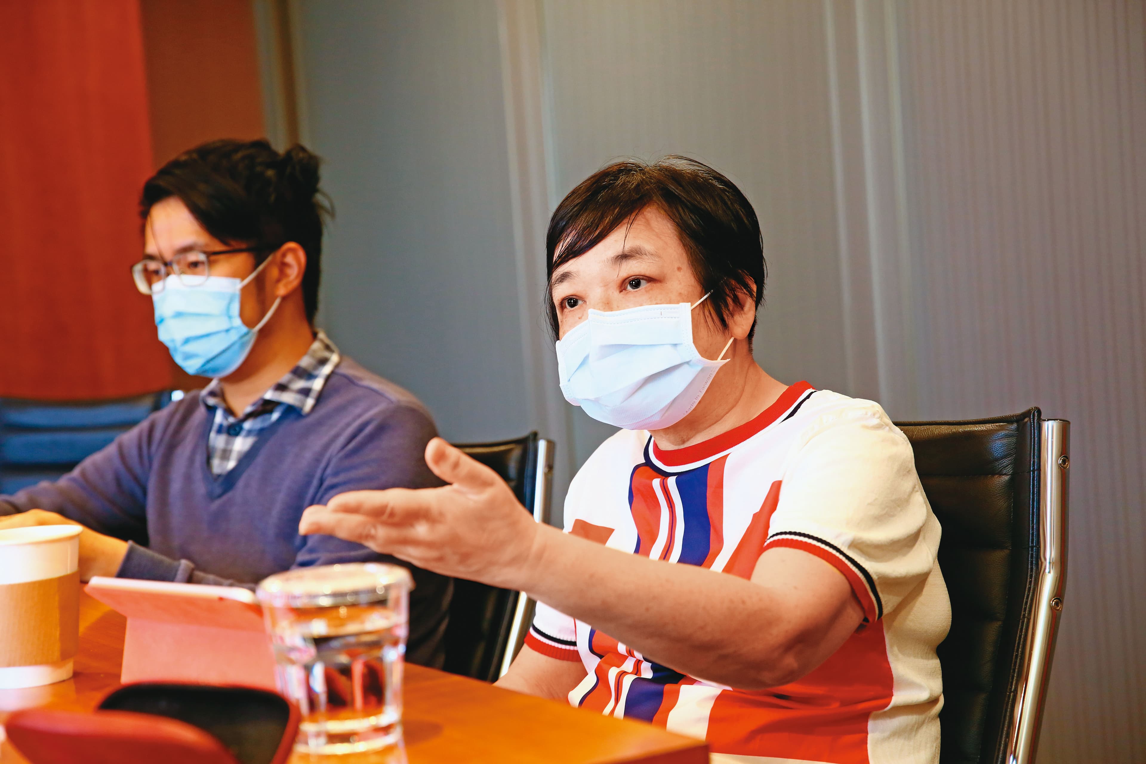 面對遠傳、亞太合併爭議,曾參與《公司法》修法的權威教授方嘉麟(右)也站出來發聲。