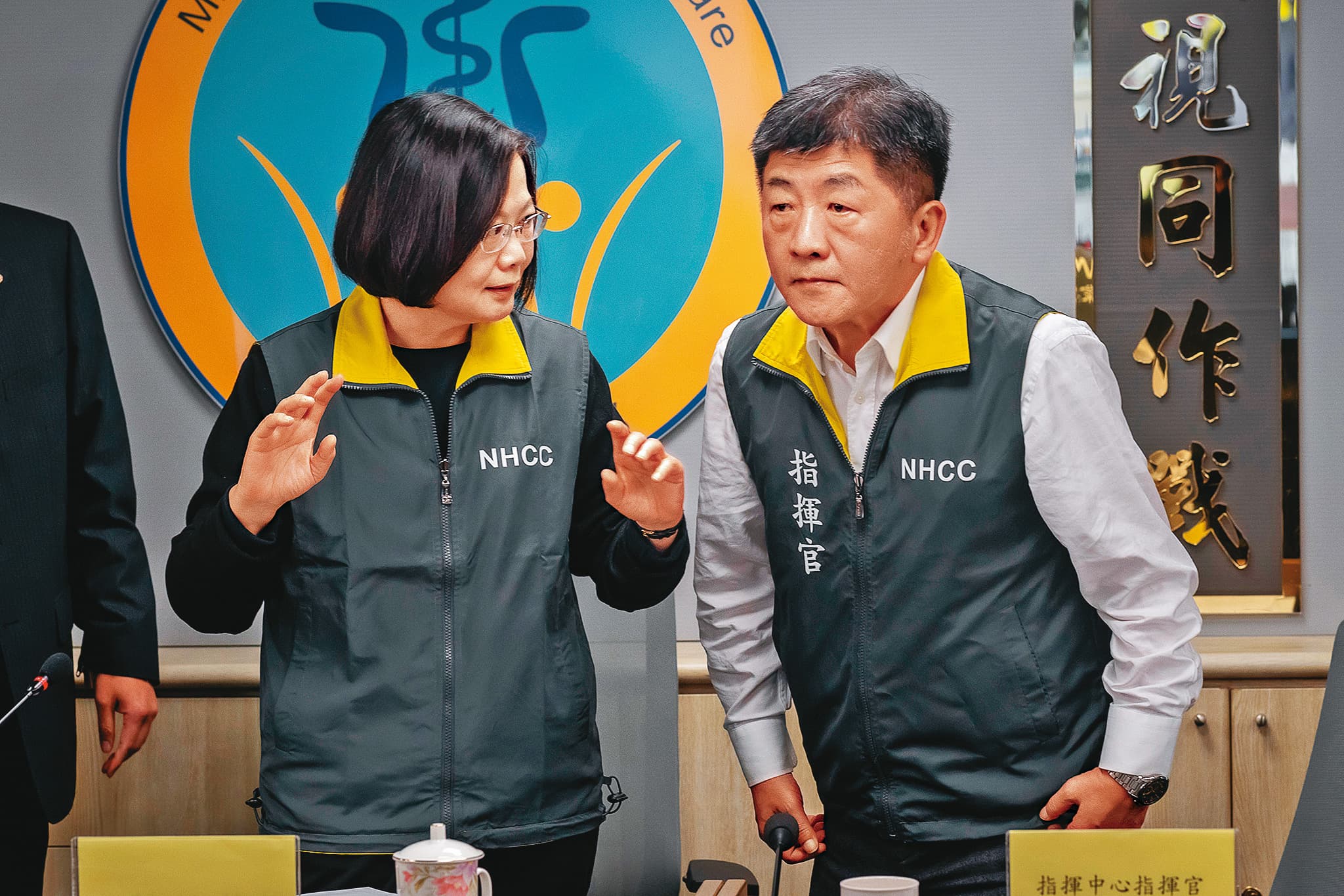 綠營高層認為,陳時中(右)擔任指揮官的角色,比市長參選人更貼近民心。左為總統蔡英文。(總統府提供)