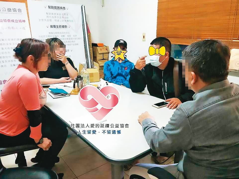 許父(右2)曾帶兒子(右3)到協會求助,但事後卻惡意攻擊協會。(讀者提供)