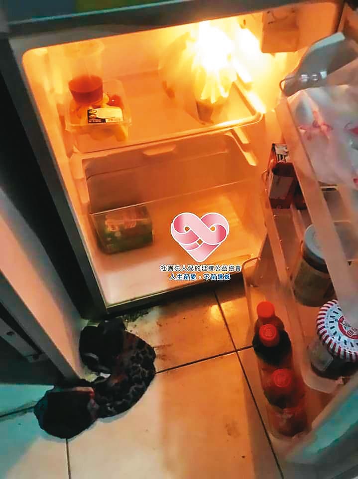 協會曾到許家父子的租屋處探視,發現他們經濟拮据,冰箱空空如也。(讀者提供)