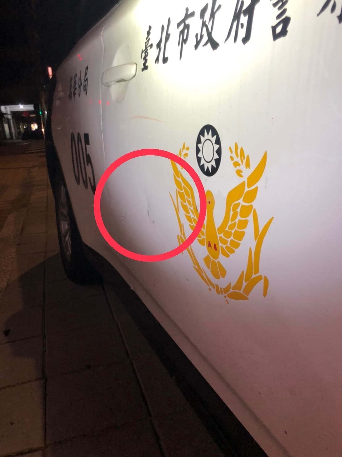 警車遭踹造成車門凹損。（翻攝畫面）
