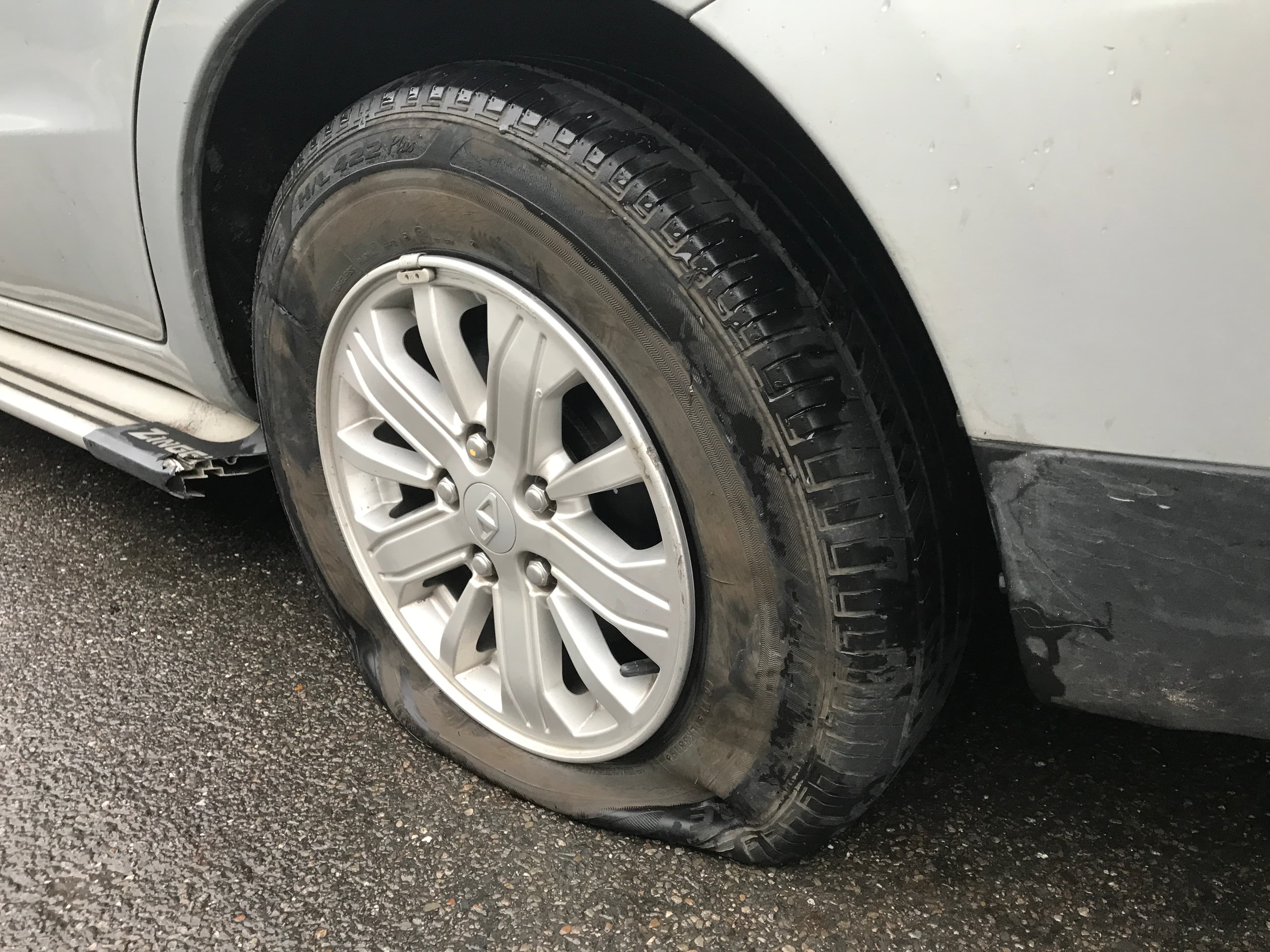 多部轎車行經該路段,輾壓過鋼筋造成爆胎。(翻攝畫面)