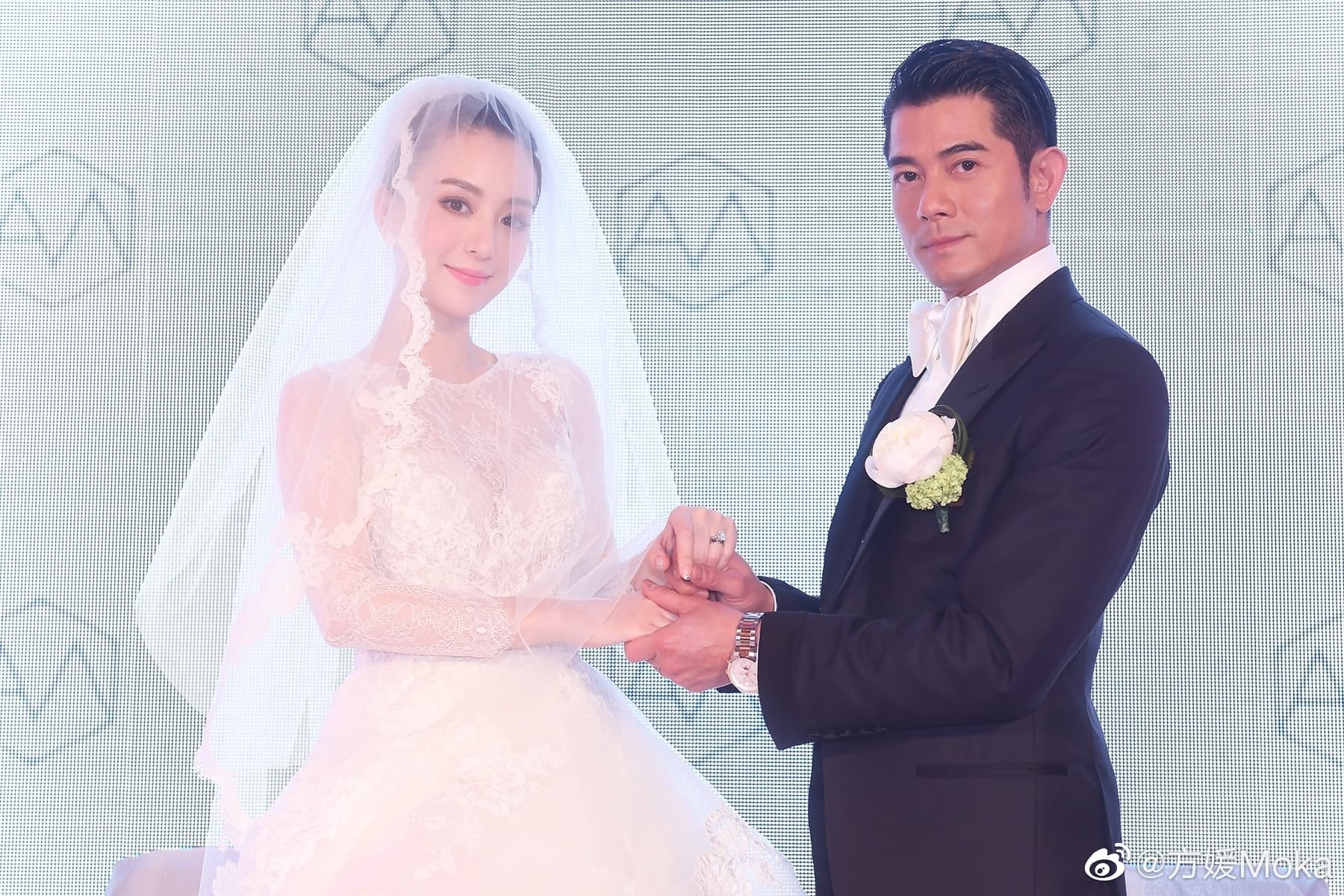 雙方交換戒指後,方媛手中的婚戒很搶眼。(翻攝自方媛微博)