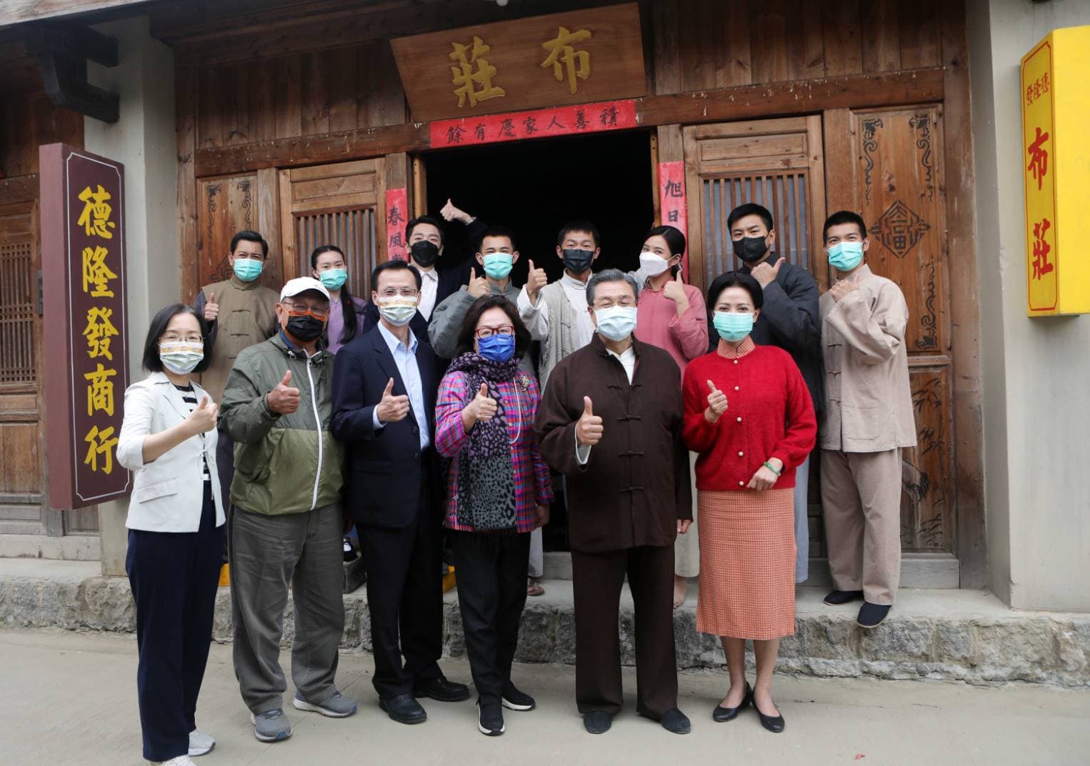 公視新戲《牛車來去》今在鹽水舉行探班記者會。前排左起曾子益、導演李岳峰、演員安心亞、楊烈、高欣欣、蕭景鴻,後排左起游耀光、鄧雨忱、葛丞、蔡昌憲、黃霆晏。(公視提供)