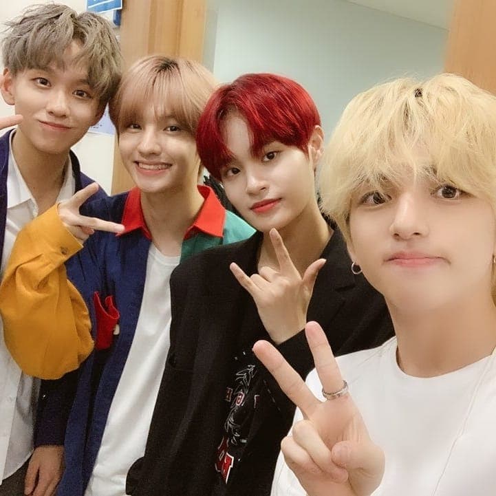GUNO王君豪（左二）與MAHIRO（右一）曾參加《PRODUCE X 101》和TONY余景天（左一）是同屆練習生，李大輝（右二）以學長身分和他們合照。（翻攝王君豪IG)