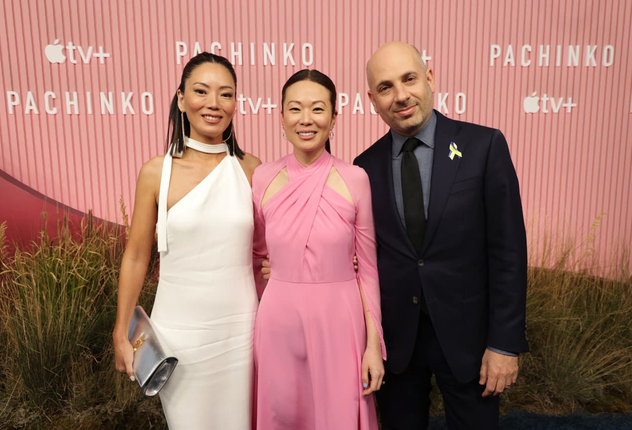 蘇休(中)是作品統籌兼編劇,在編寫劇本時積極和製作人泰瑞莎姜(左)、麥可艾倫伯格(右)對話並請歷史學者把關。(Apple TV+提供)