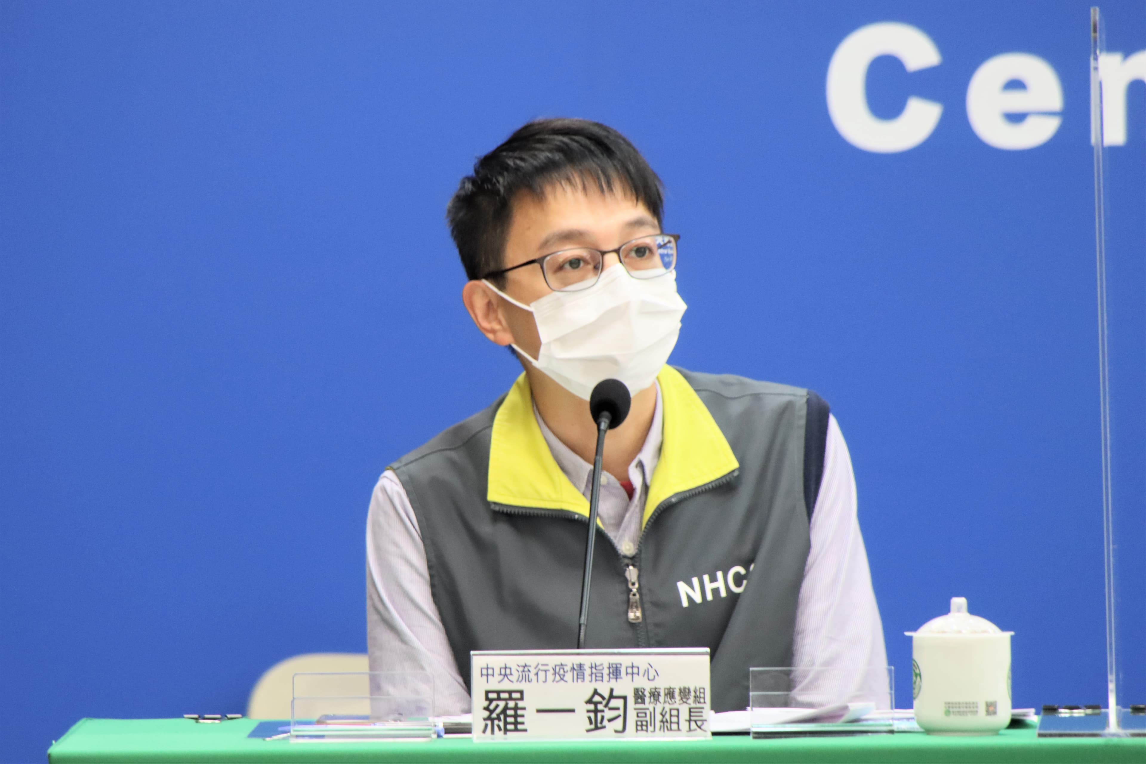 羅一鈞說明,在宅照護倘若出現警示徵兆,應立即通報就醫。(指揮中心提供)