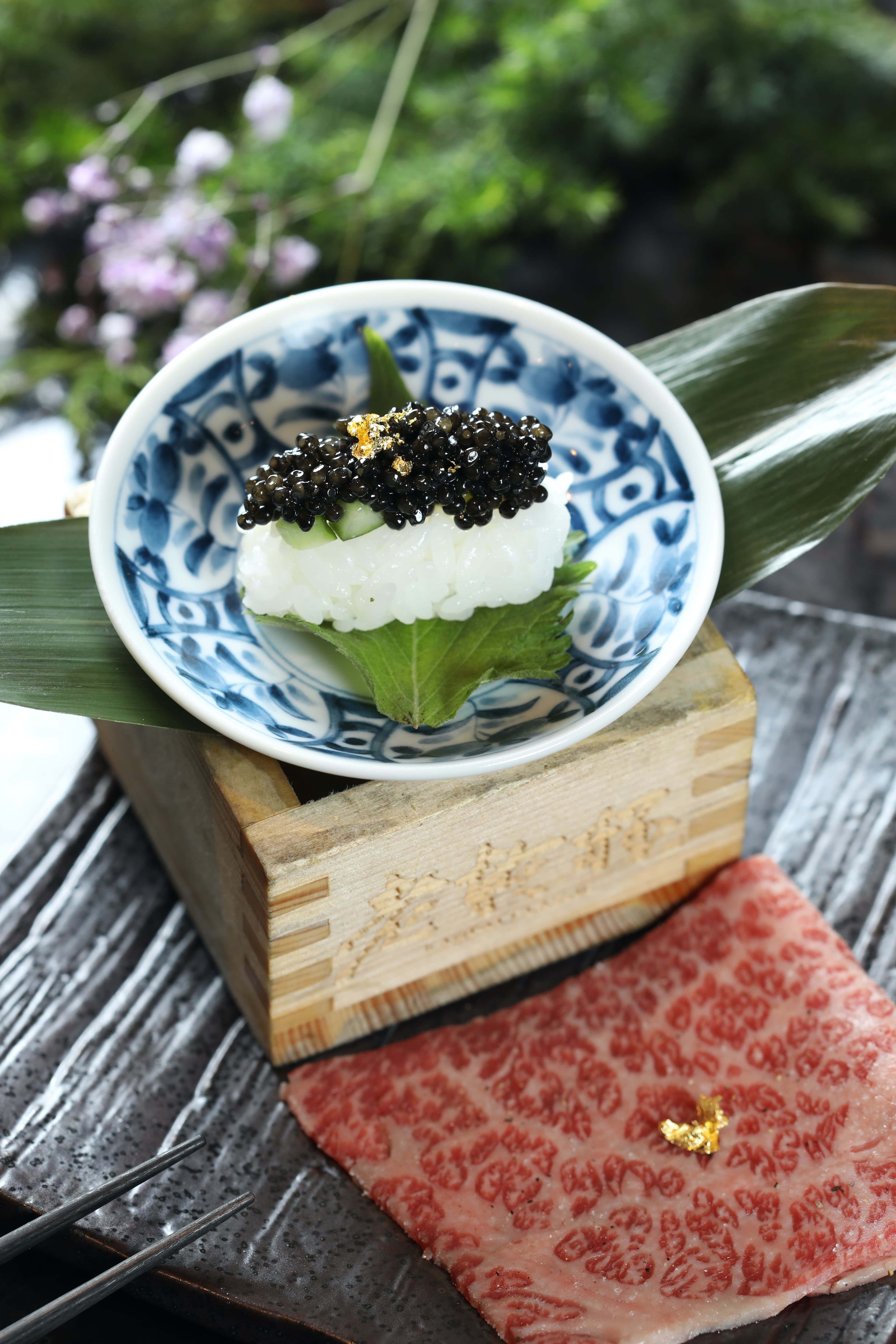「老乾杯魚子醬和牛壽司」把烤至3分熟的日本和牛紐約客羽下肉,覆蓋上魚子醬與壽司飯,一口吃進甘甜鹹香。(580元/份)