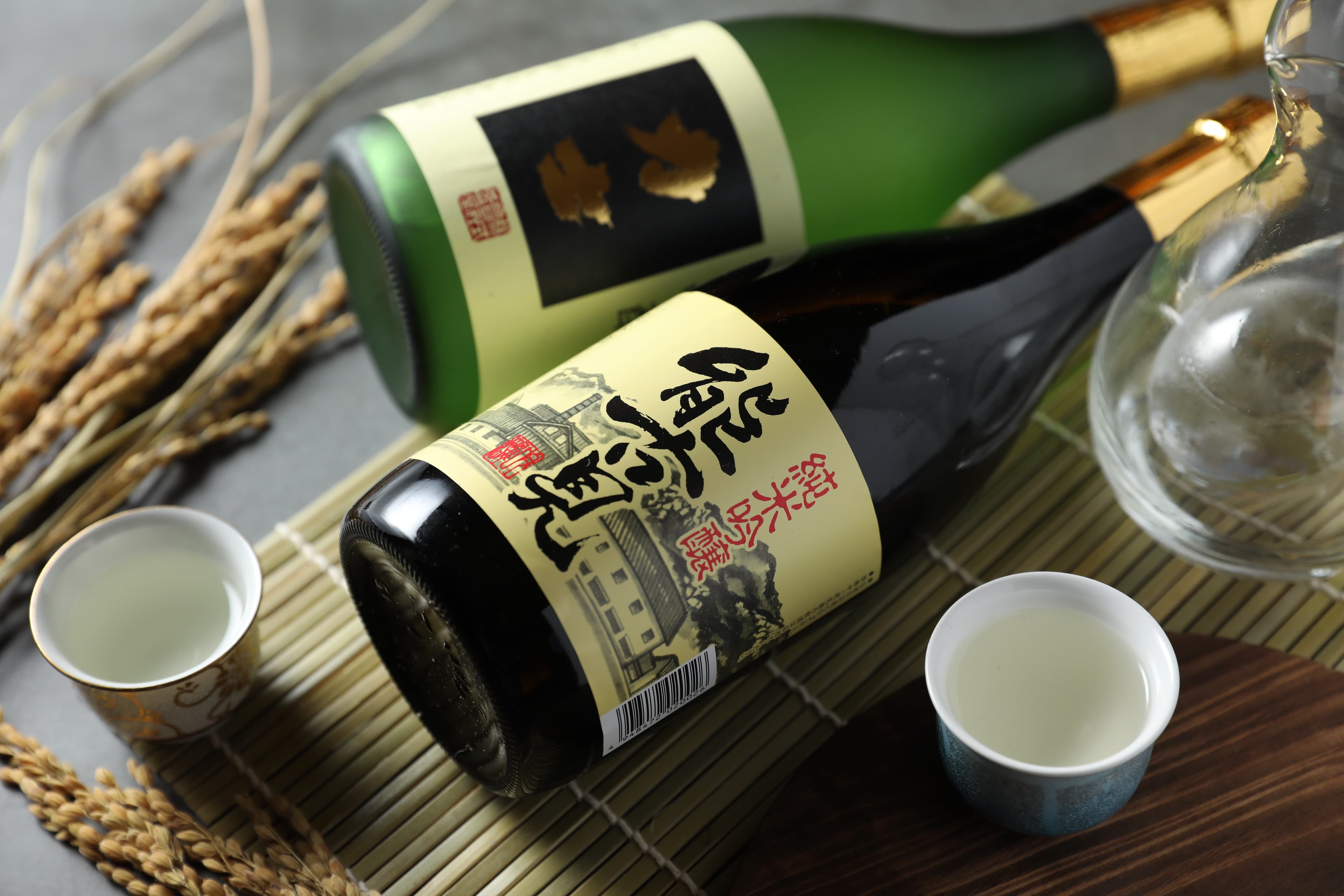 「能古見 純米吟釀」(前)以100%酒米之王山田錦釀造,酒體很有存在感。「釜屋大吟釀 力士」(後)喝來有明顯甜味。