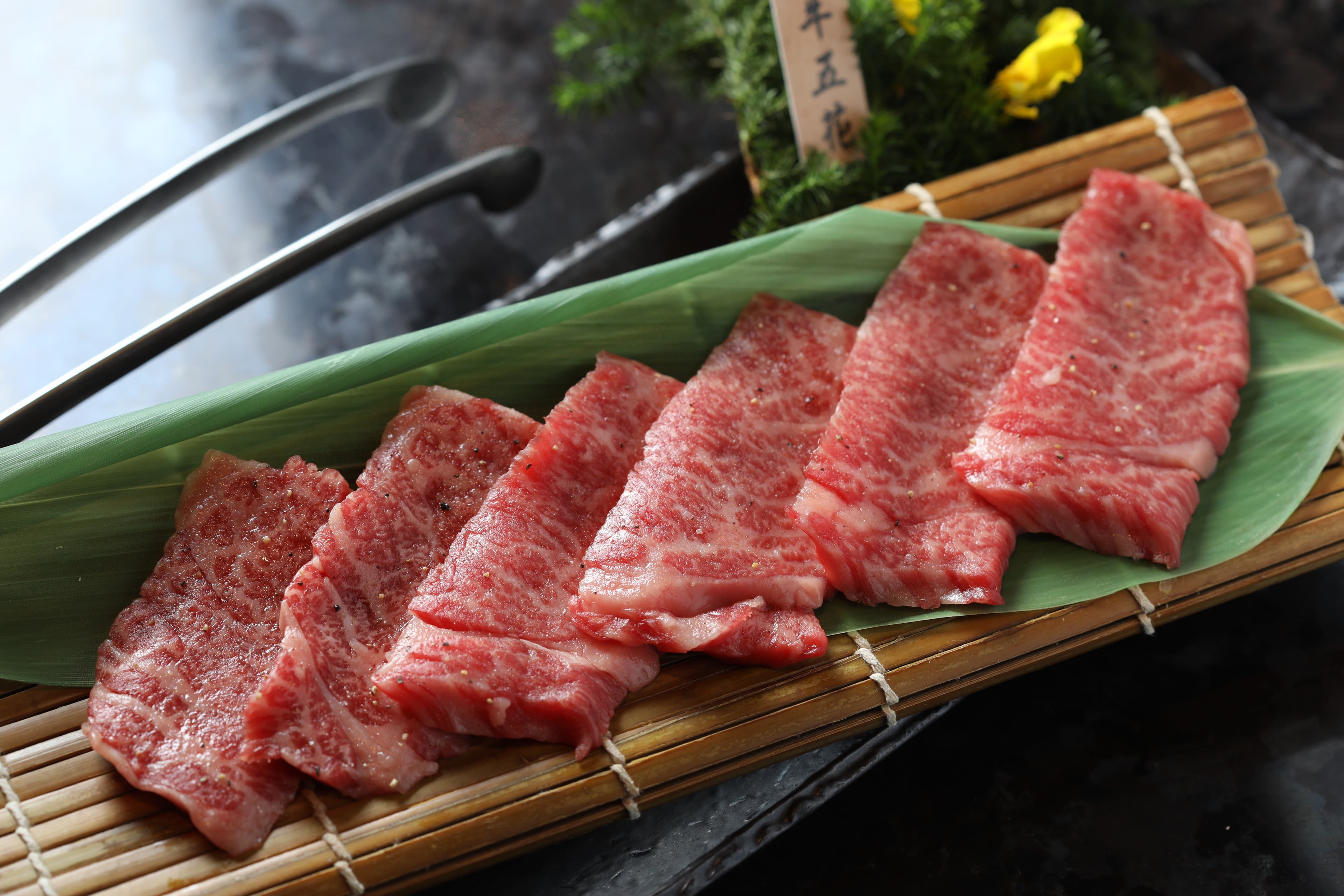 「老乾杯牛五花」油脂腴美,和香氣豐盈的清酒是定番組合。(378元/份)