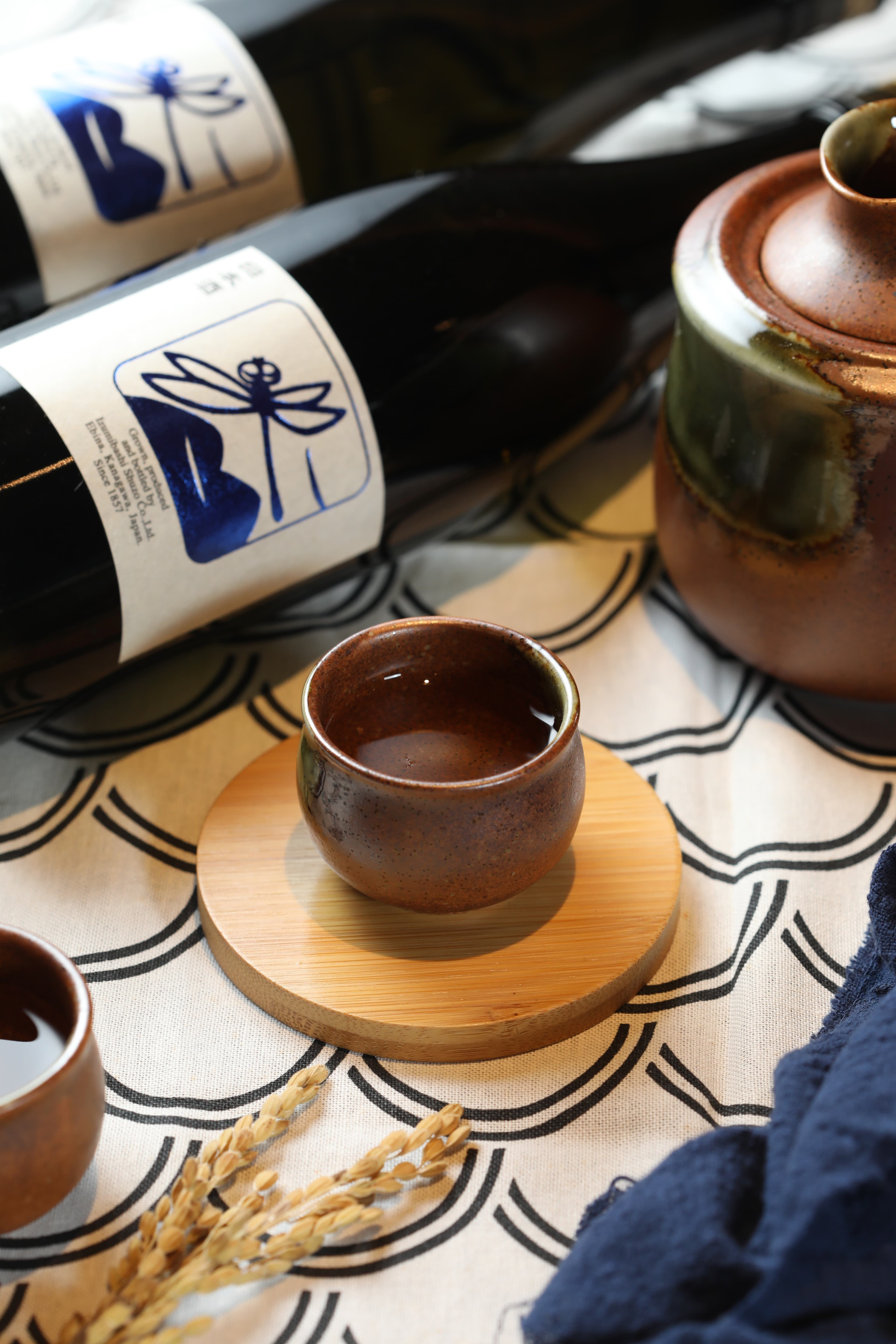 有蜻蜓酒標的「泉橋 蜻蜓標 純米大吟釀生酛」，酒母以耗時費力的「生酛」方式製造，芳醇酒質也適合溫燗品飲。