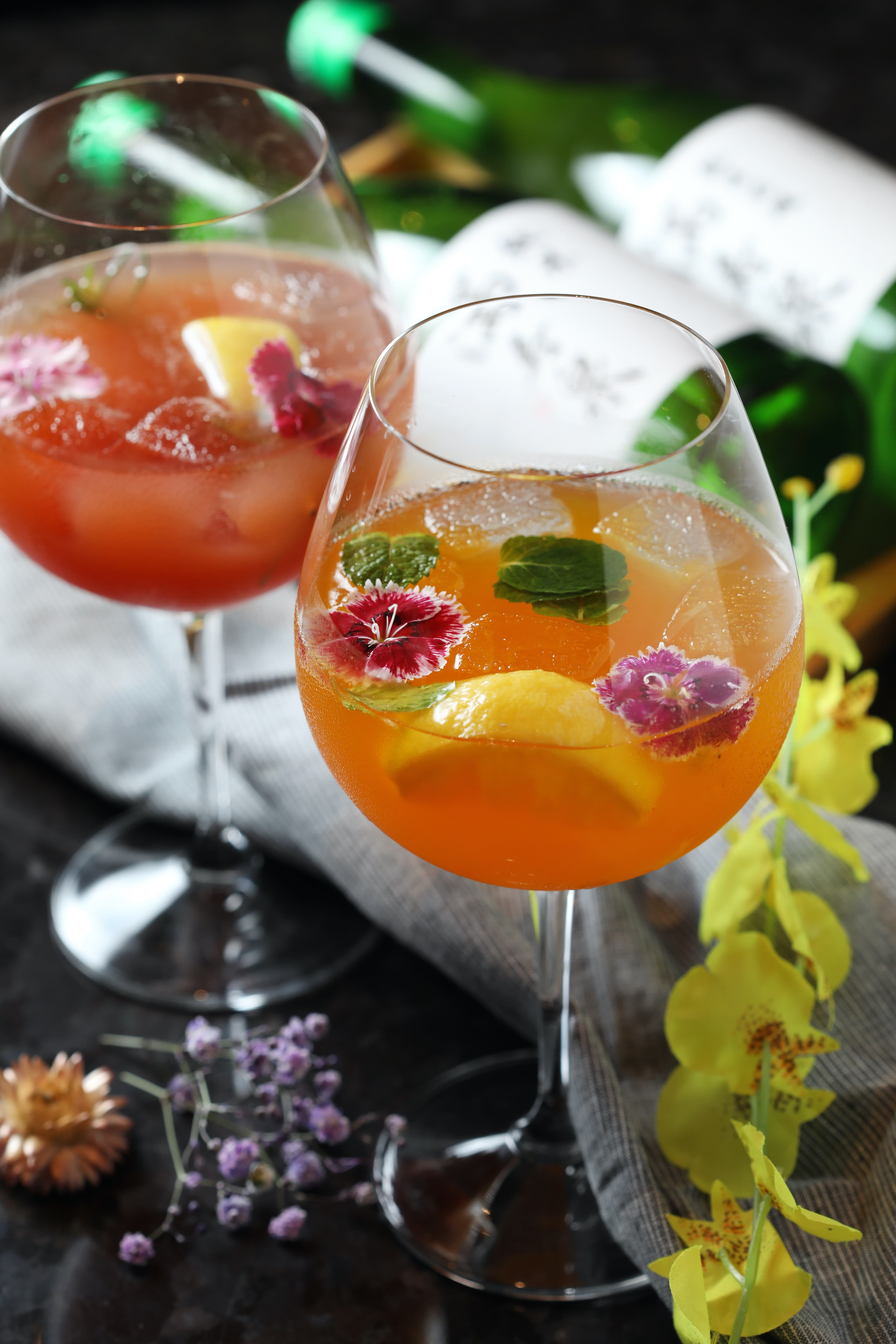 清酒調酒「雷夢戀情」（前）及「熱情夏之果」（後），果香豐沛，酸甜順口。（皆180元／杯）
