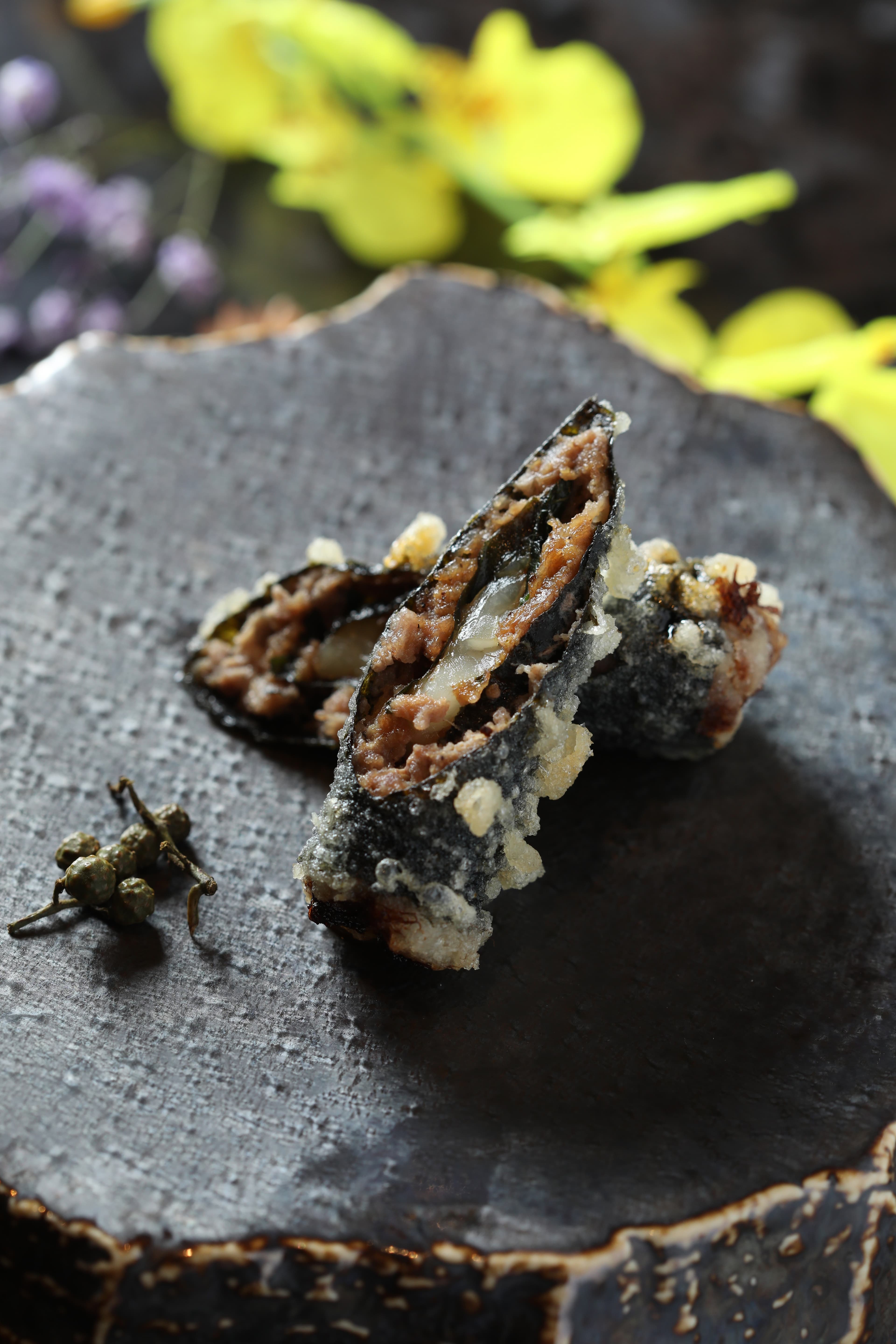「和牛天使蝦天婦羅」用海苔麵衣捲進和牛與天使紅蝦，外爽脆內Ｑ軟，海陸雙味兼具。（120元／份）