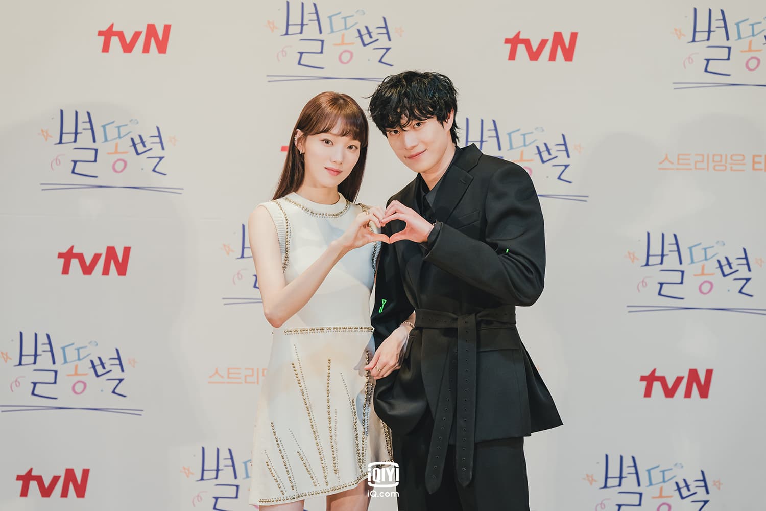 李聖經(左)與金永大搭檔演出新劇《Shooting Stars流星》,記者會上合體比愛心。(愛奇藝國際站提供)