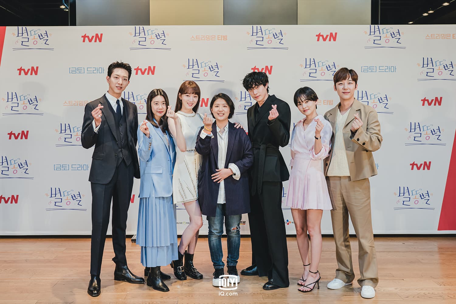 《Shooting Stars流星》導演李秀賢(中)率領演員李正信(左起)、朴素珍、李聖經、導演李秀賢、金永大、金允慧、尹鐘焄出席記者會。(愛奇藝國際站提供)