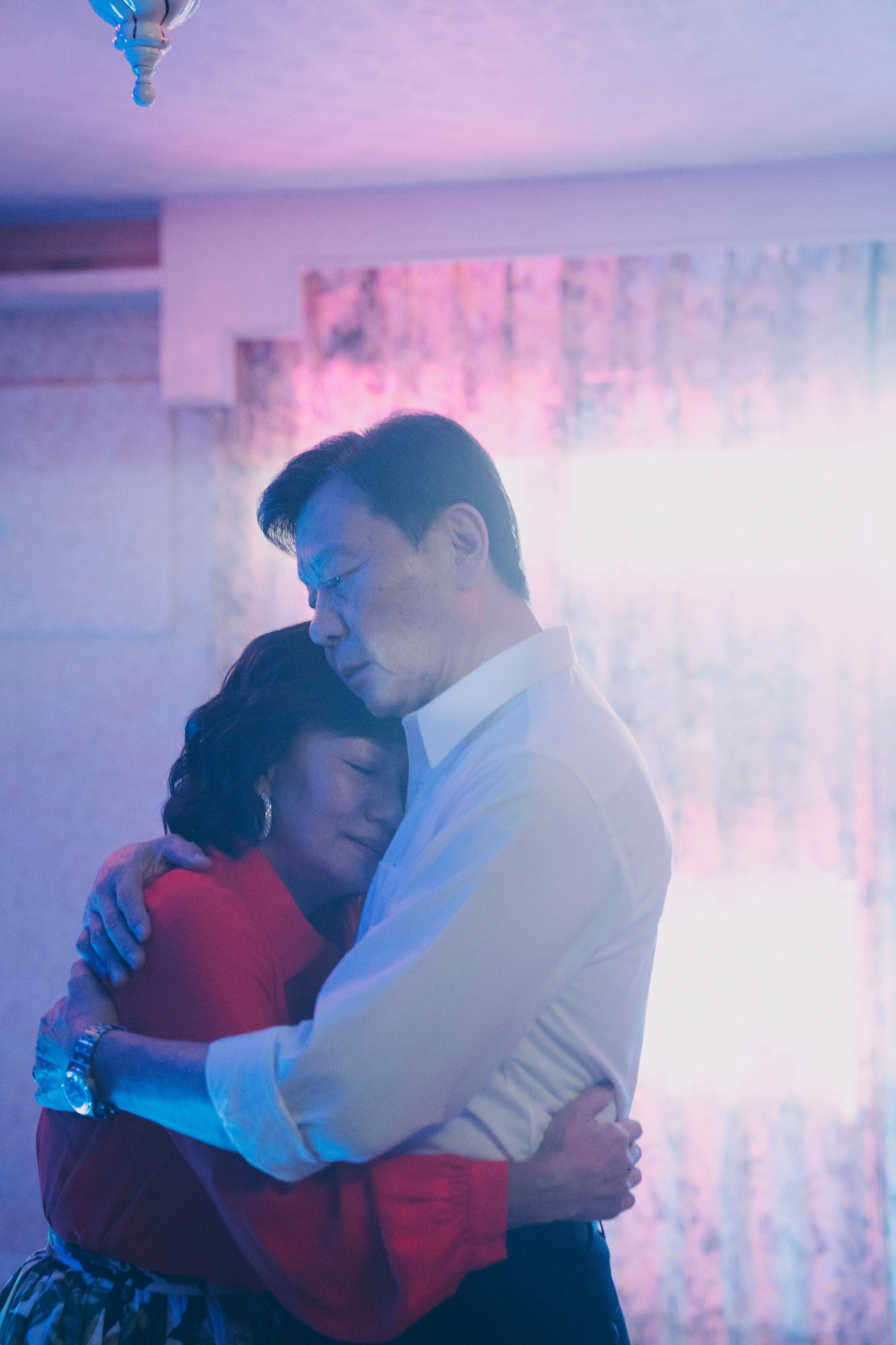 比莉與寇世勳飾演一對夫妻,譜出一段深刻暖心的戀情。(Netflix提供)