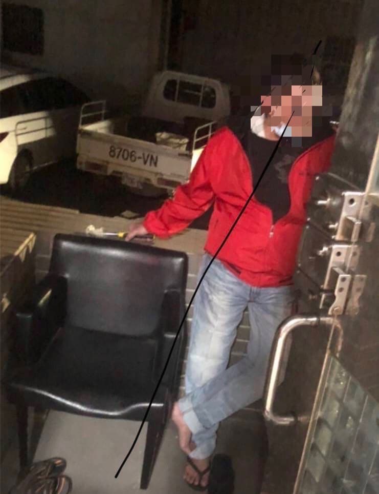 周男持鐵鎚至被害人家中逼債、砸屋。(翻攝畫面)