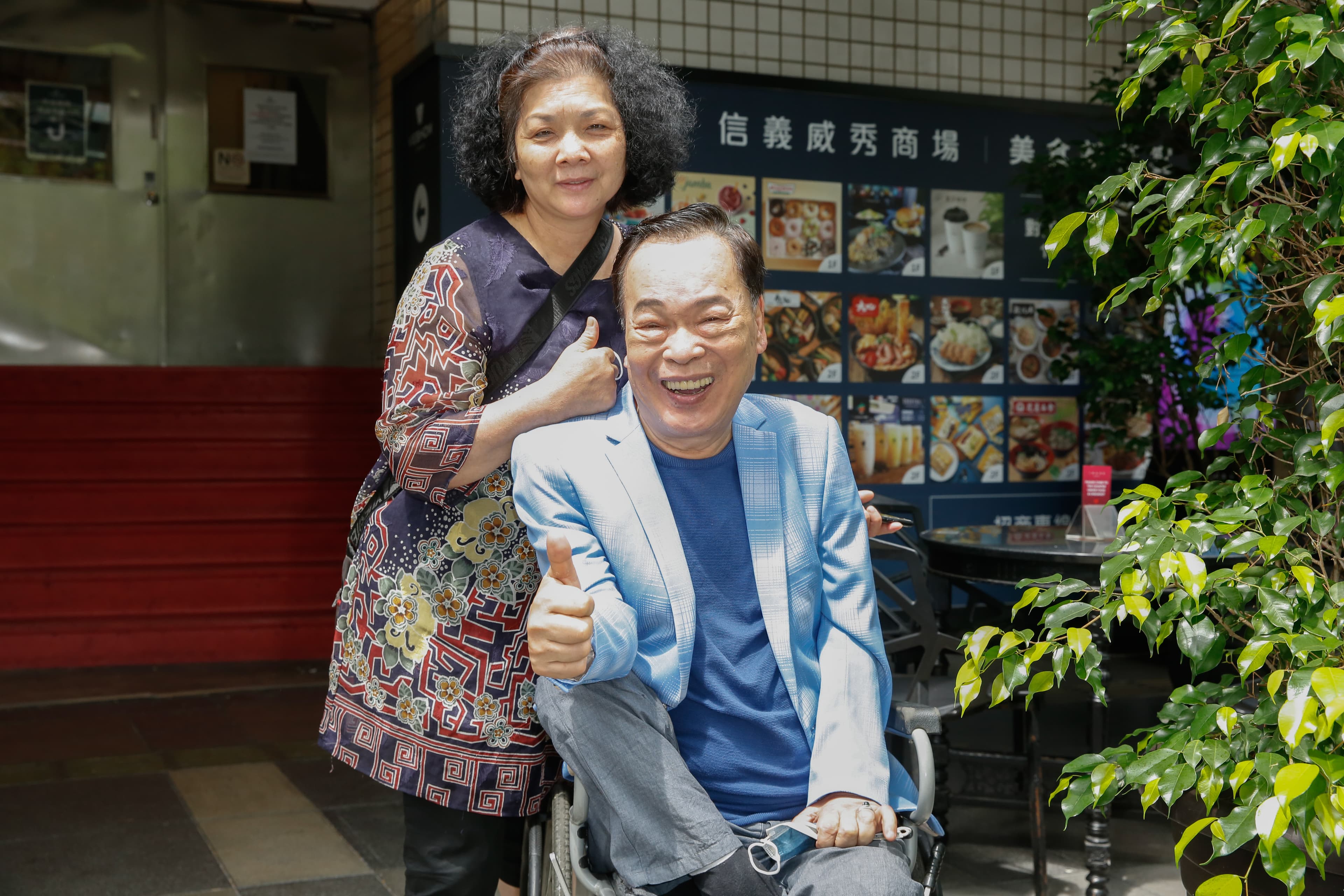 阿吉仔近期鮮少露面,後方位老婆。