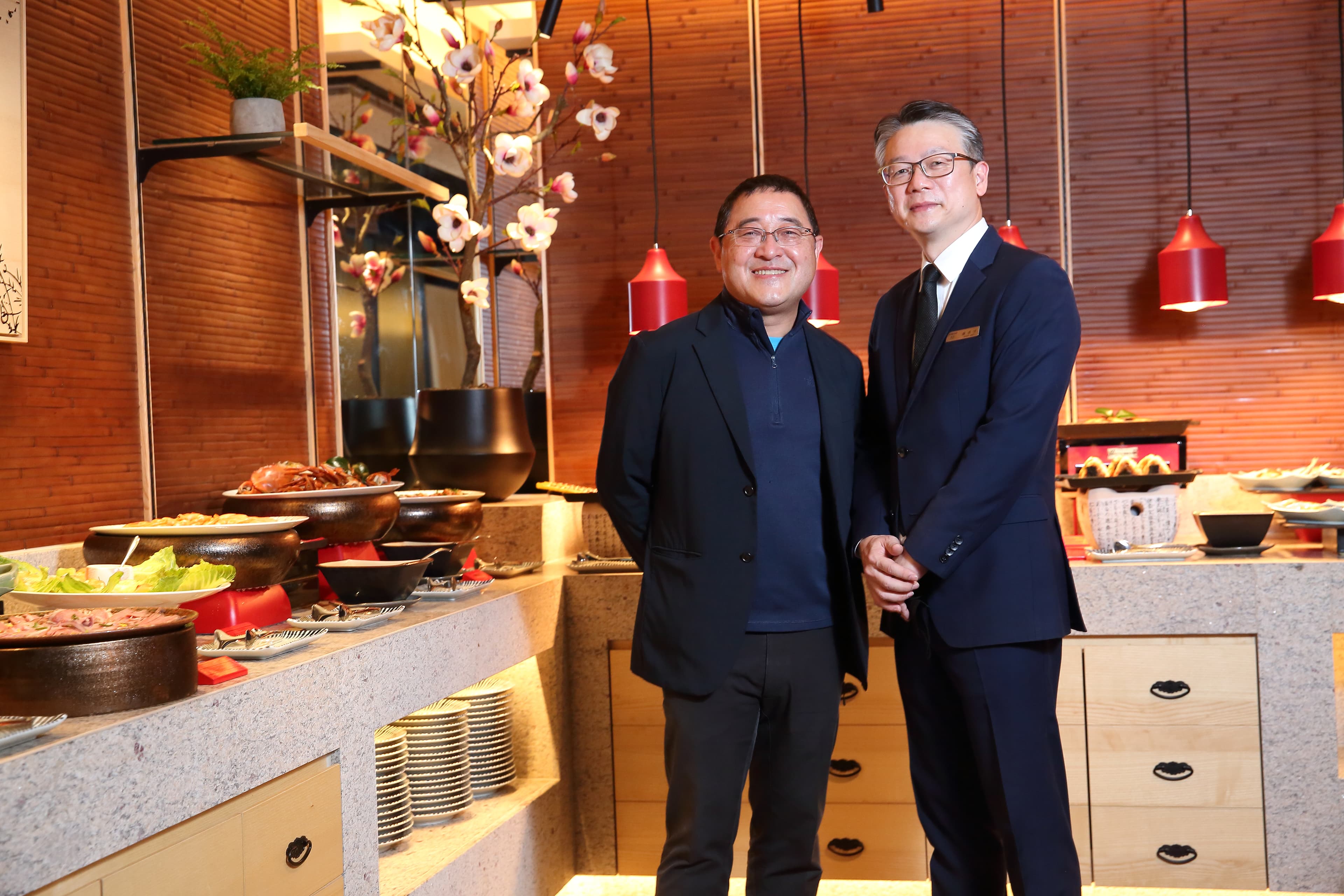 欣葉執行董事李鴻鈞(左)與NAGOMI經理陳君宇(右)打造升級版和食Buffet。