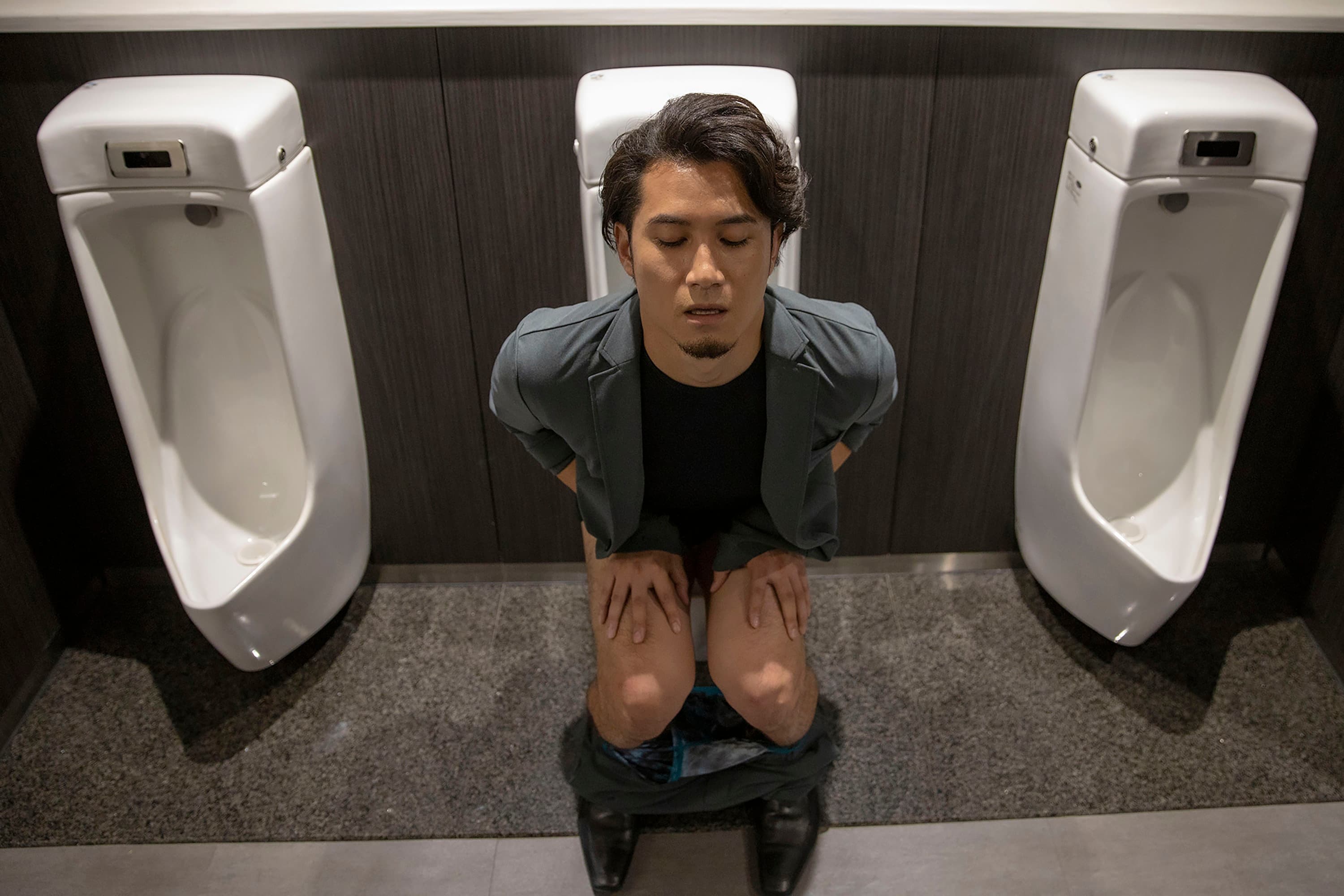 皆川暢二在片中十分犧牲，更有第三點不露的全裸上陣的大尺度裸露。（華映娛樂提供）