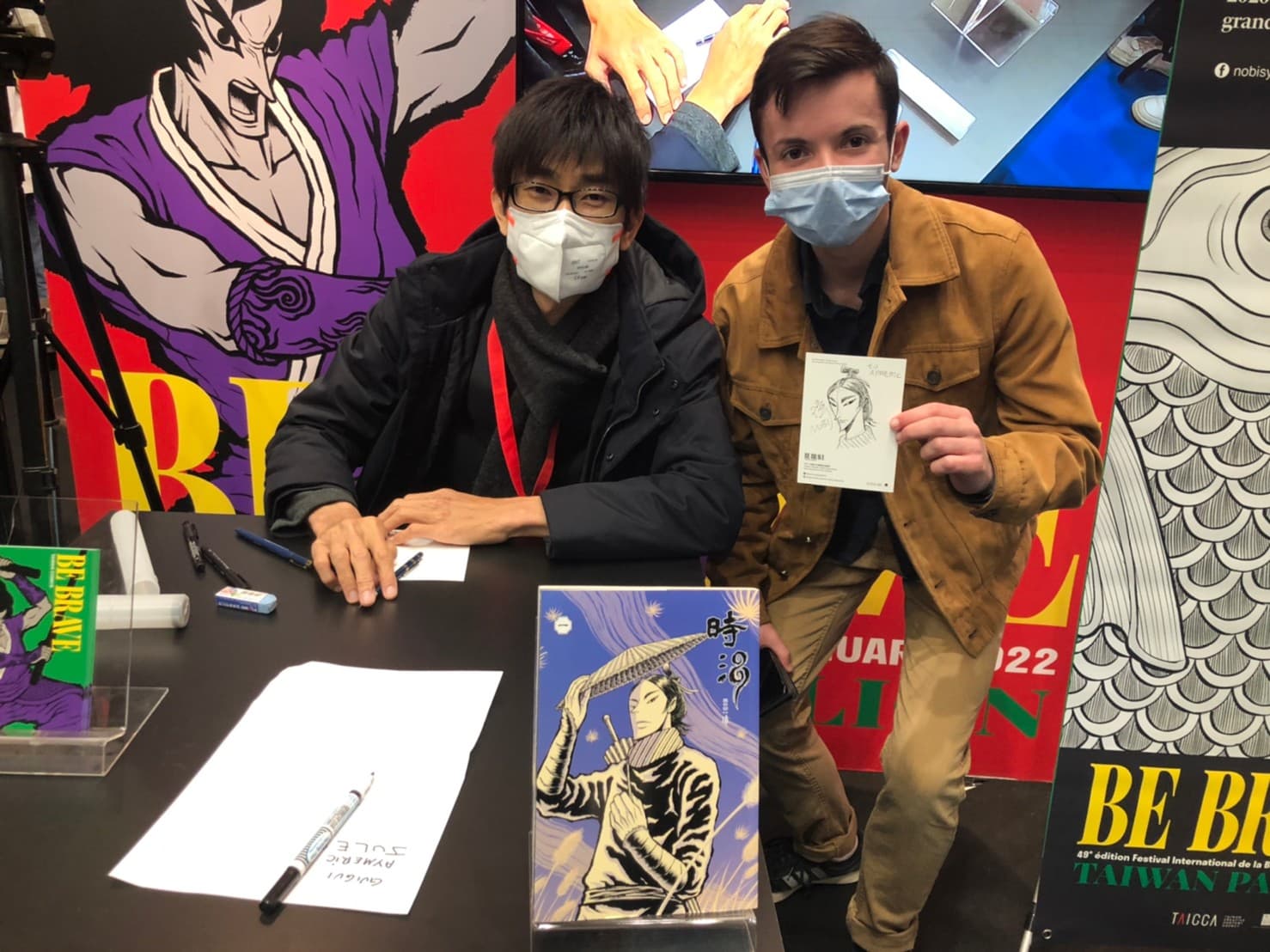 今年法國安古蘭漫畫節,台灣漫畫家NOBI璋(左)在安古蘭台灣館進行簽繪活動,其作品《時渦》受當地讀者歡迎。(翻攝自法國安古蘭國際漫畫節臺灣館臉書)