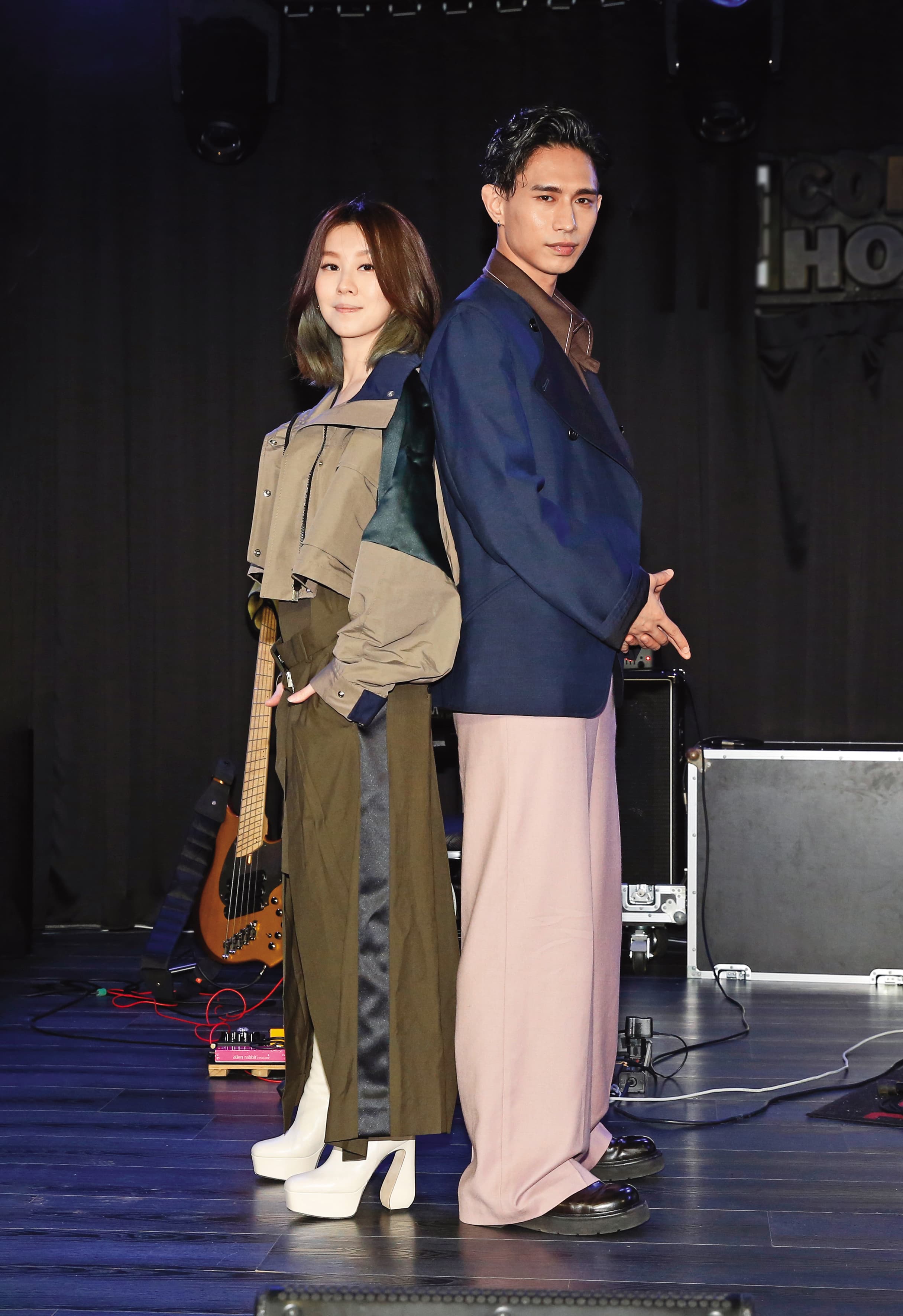 柏霖(右)首場演唱會與偶像白安(左)合唱,自嘲當下的心情「緊張到結巴」。