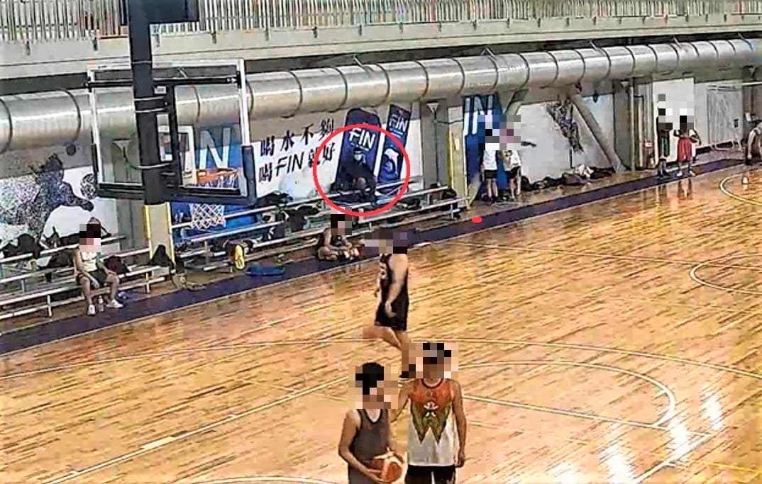 警方查出寸男在運動中心行竊至少畫面21起，不法獲利3百萬元。（翻攝畫面）