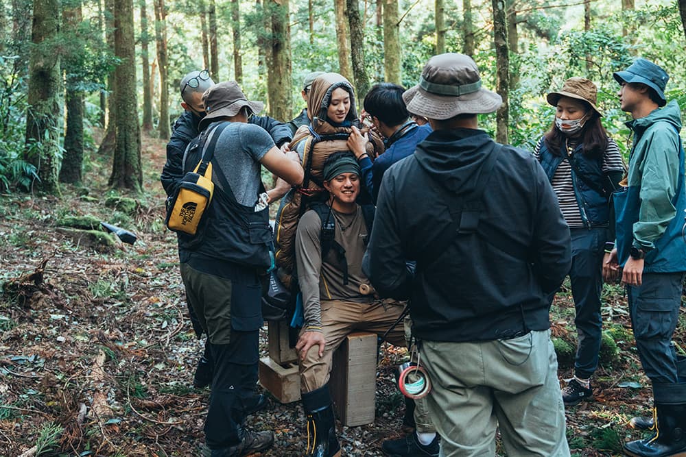 黃遠把邱偲琹綁起來扛在背上爬山,對兩人都是高難度挑戰。(filmfilm提供)