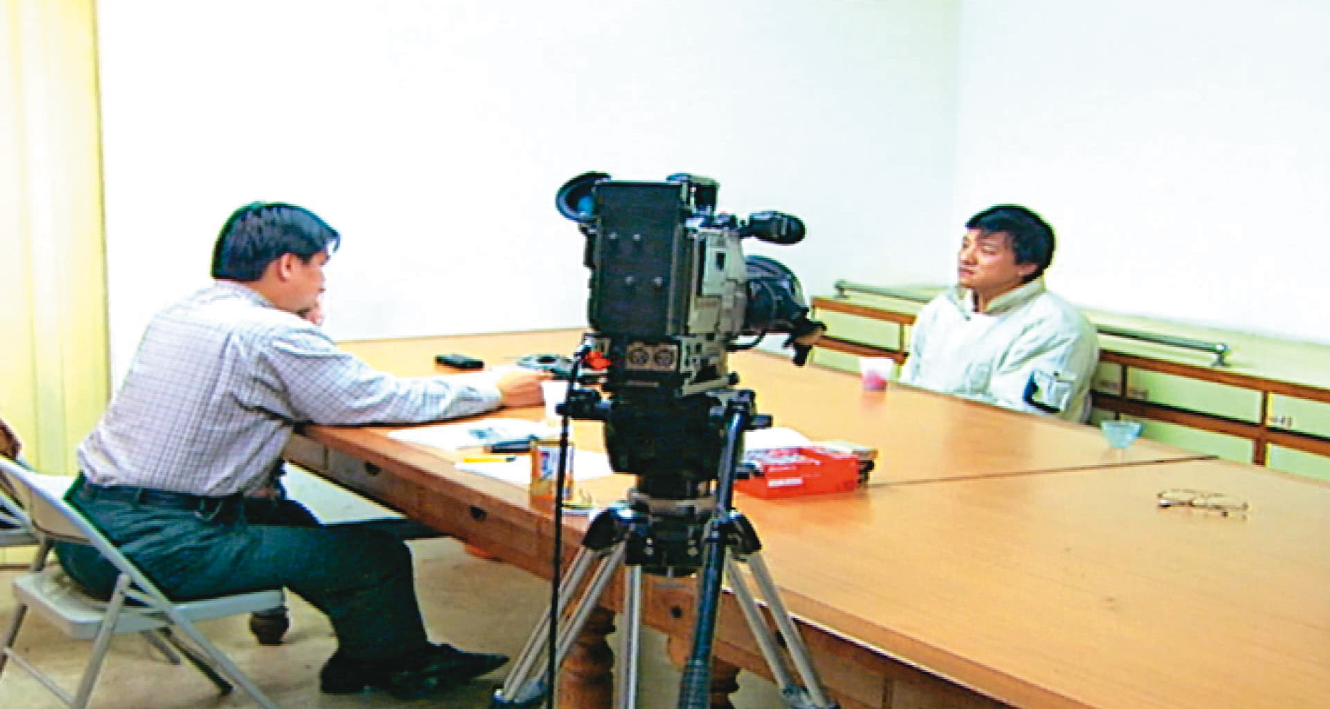 面對警方偵訊,林政明(右)堅稱獨自犯案。(東森新聞提供)