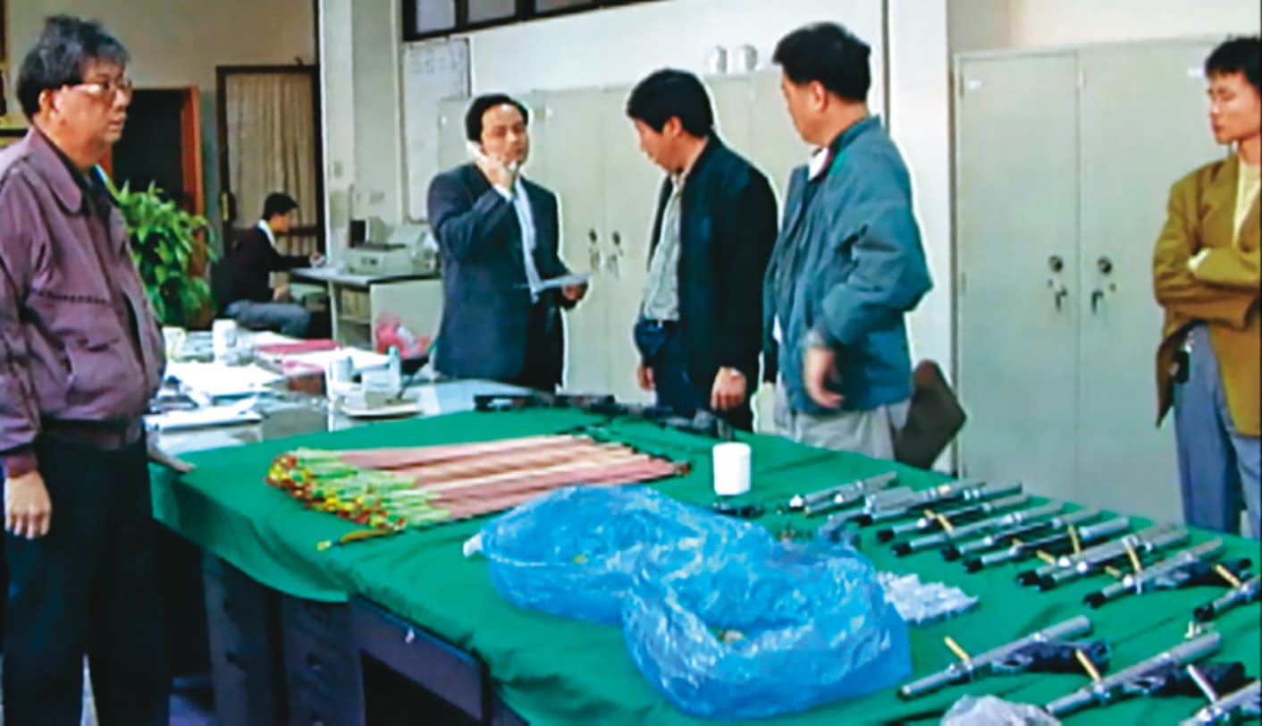 警方為追捕殺憲兵奪槍案歹徒,進行全台大掃蕩,查獲不少槍械。(東森新聞提供)