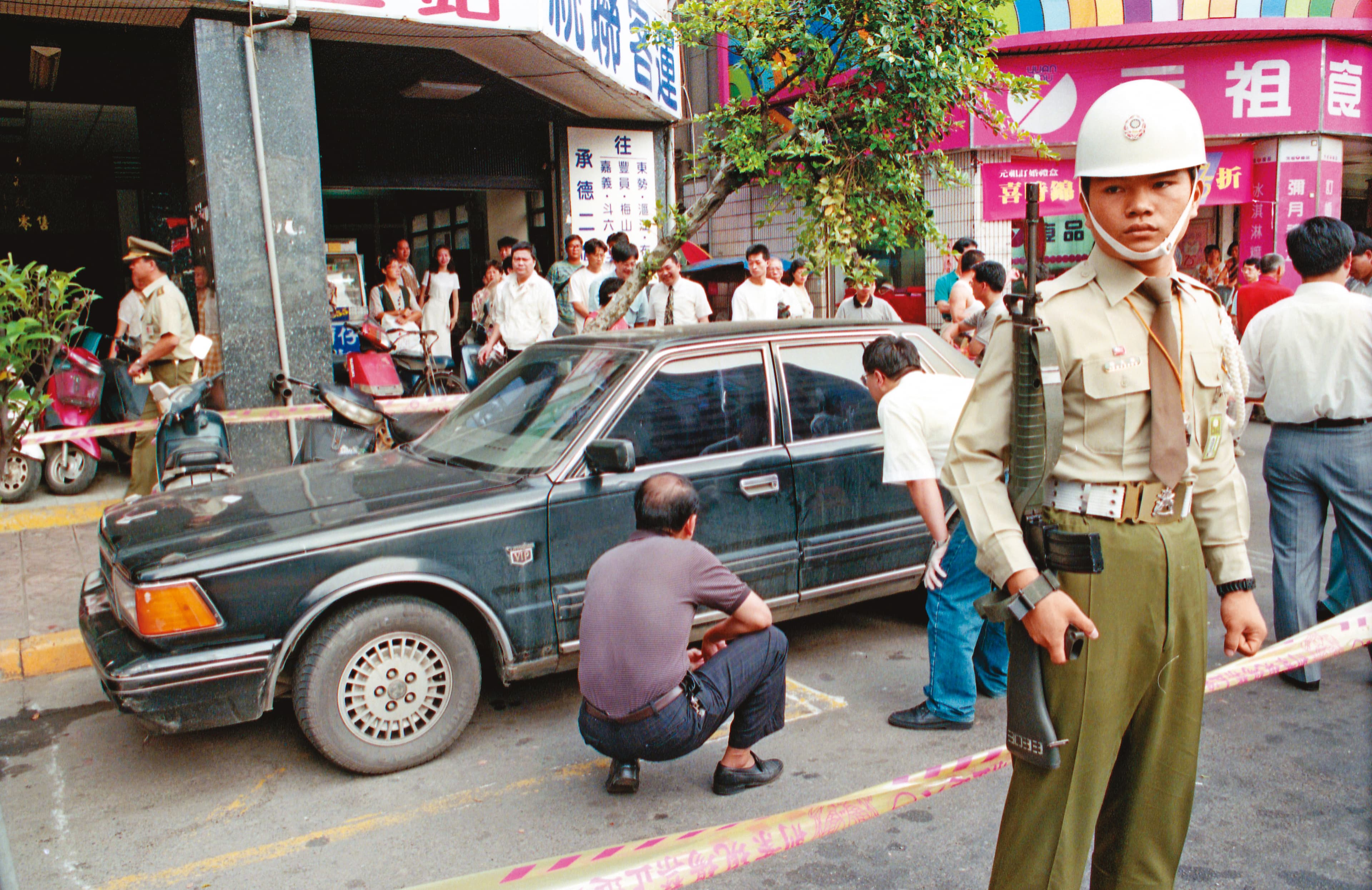 犯案用的黑色轎車,案發數小時後在北市承德路被尋獲,軍警封鎖現場採證。(聯合知識庫)