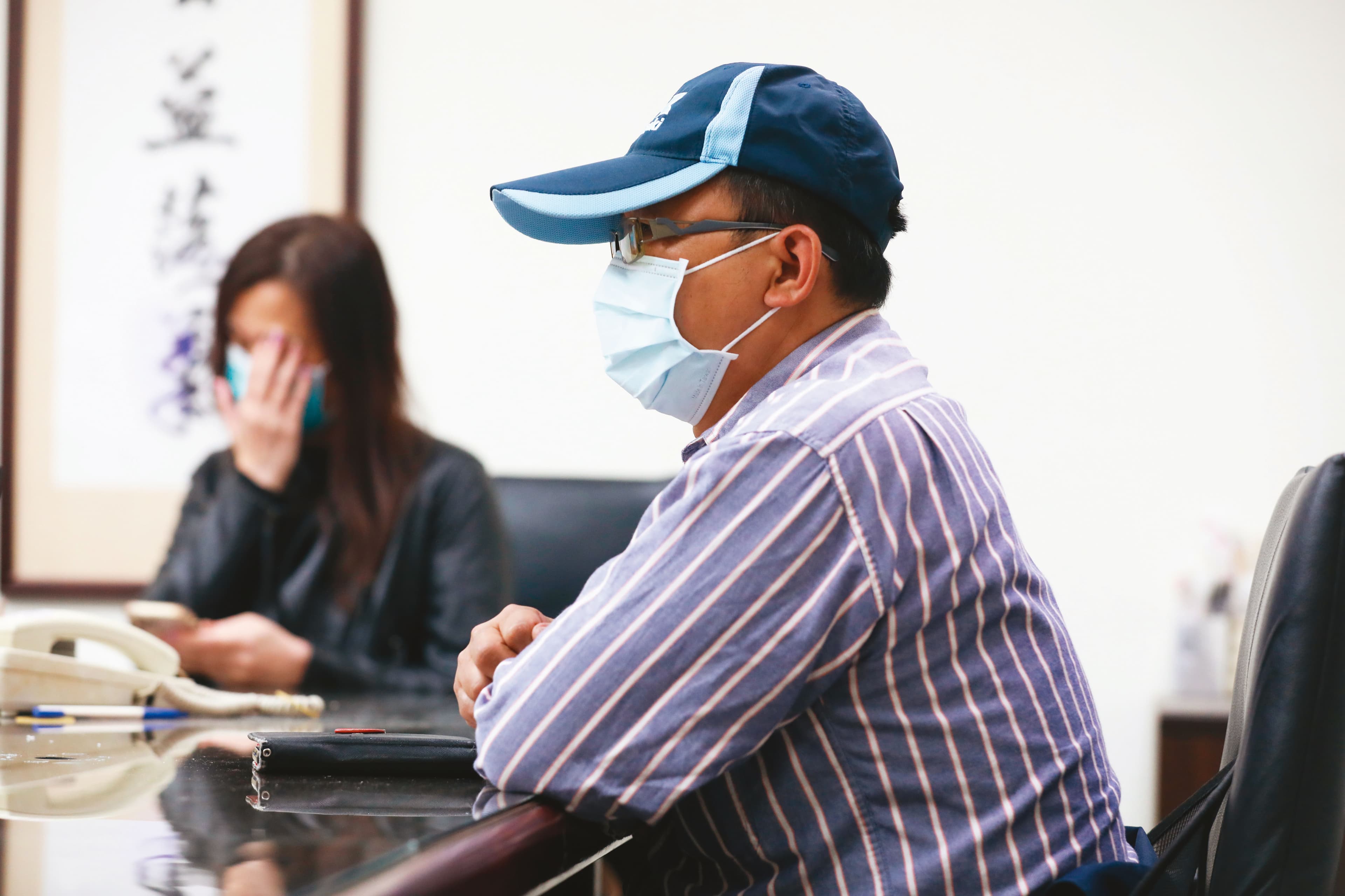 受害人A先生(右)、B小姐(左)因投資港股,各被詐騙上百萬元。